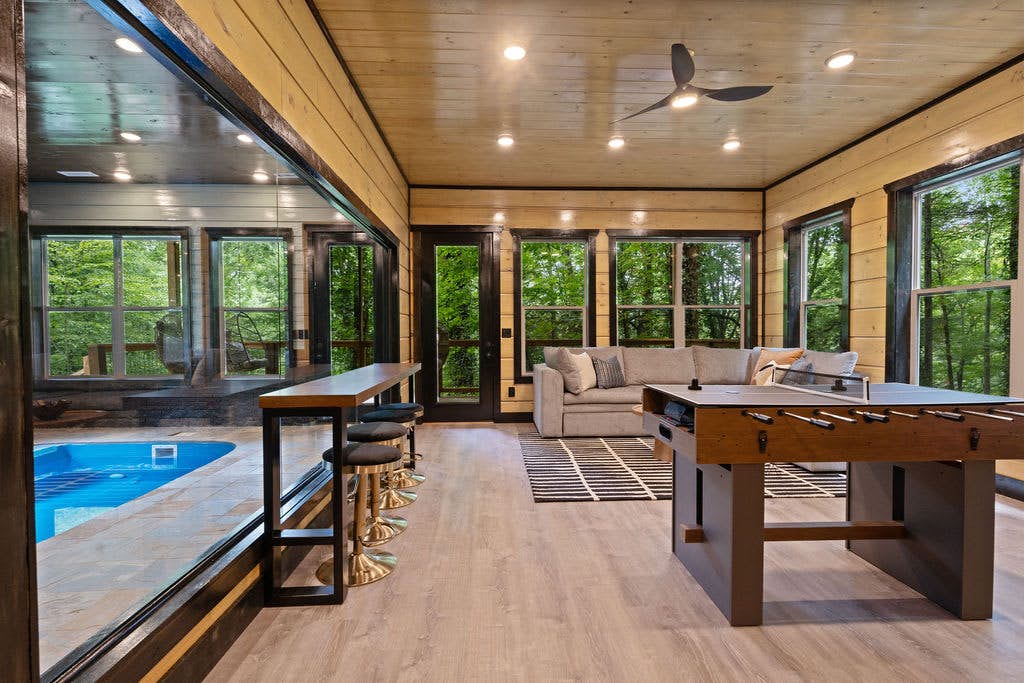 Rustic Cabin Retreat・Sleeps 10・Indoor Pool・Hot Tub