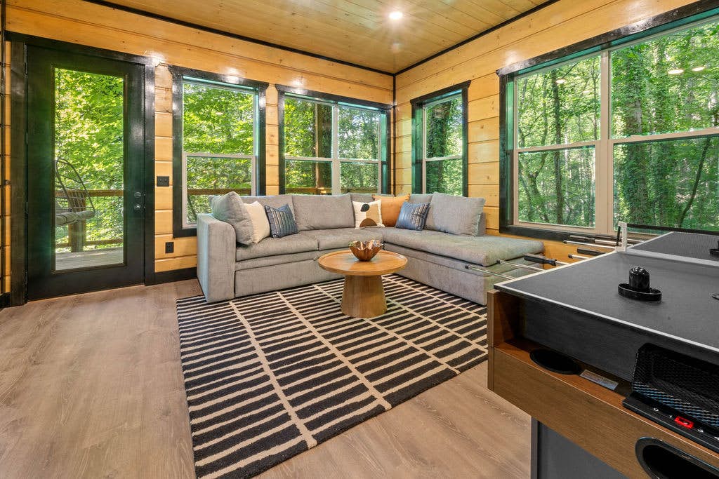 Rustic Cabin Retreat・Sleeps 10・Indoor Pool・Hot Tub