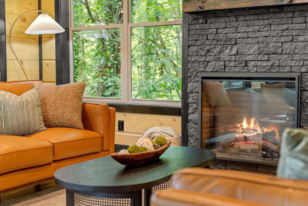 Rustic Cabin Retreat・Sleeps 10・Indoor Pool・Hot Tub