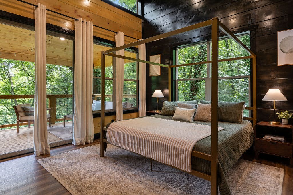 Rustic Cabin Retreat・Sleeps 10・Indoor Pool・Hot Tub