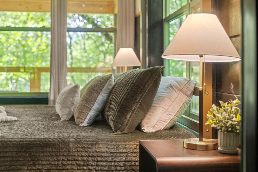 Rustic Cabin Retreat・Sleeps 10・Indoor Pool・Hot Tub