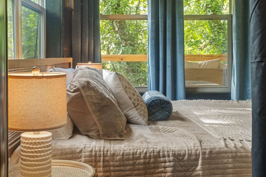 Rustic Cabin Retreat・Sleeps 10・Indoor Pool・Hot Tub