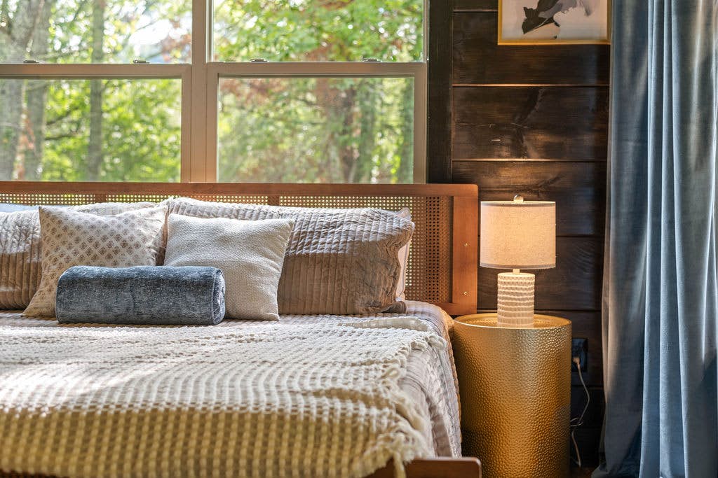 Rustic Cabin Retreat・Sleeps 10・Indoor Pool・Hot Tub