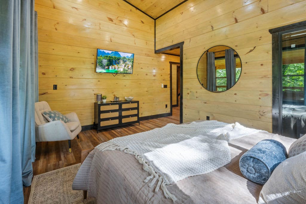 Rustic Cabin Retreat・Sleeps 10・Indoor Pool・Hot Tub