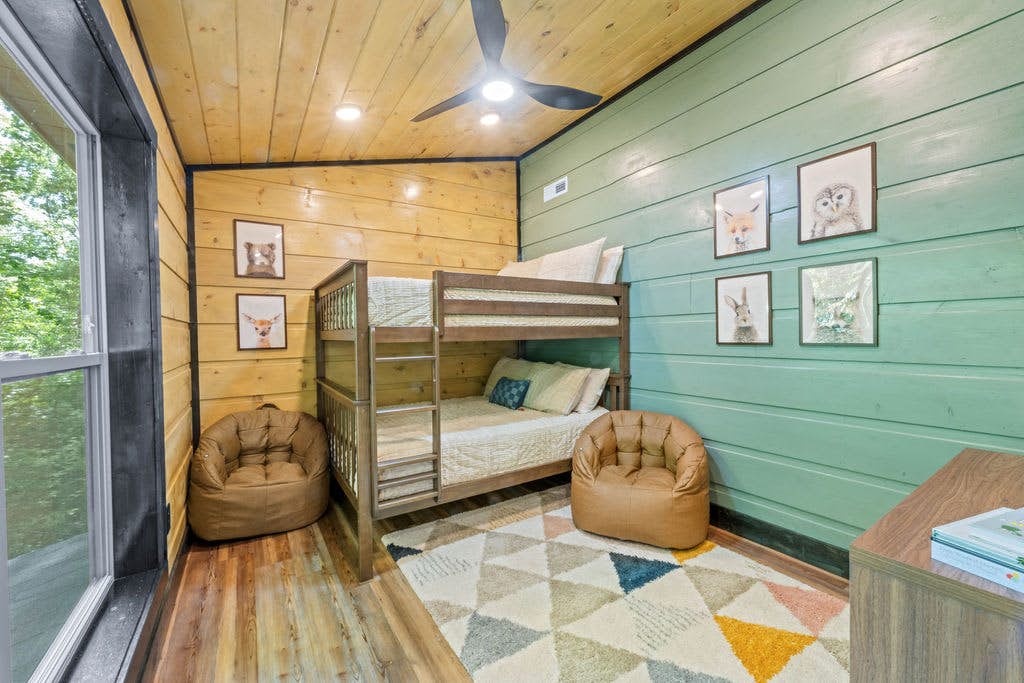 Rustic Cabin Retreat・Sleeps 10・Indoor Pool・Hot Tub