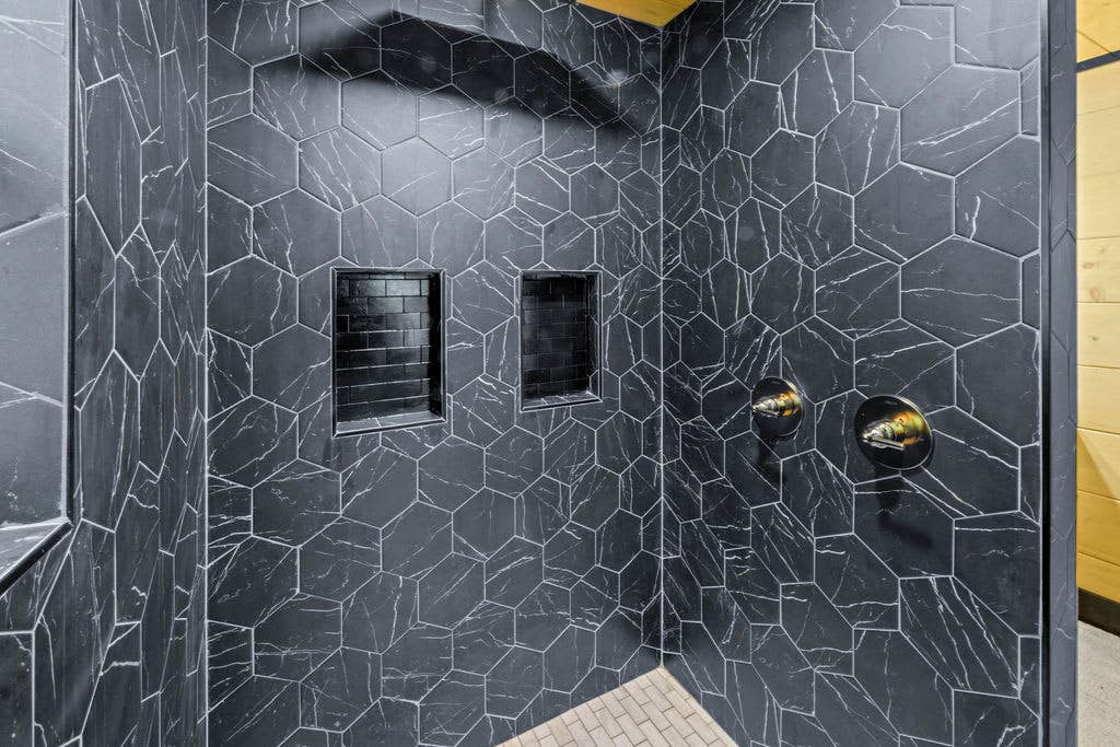 Rustic Cabin Retreat・Sleeps 10・Indoor Pool・Hot Tub