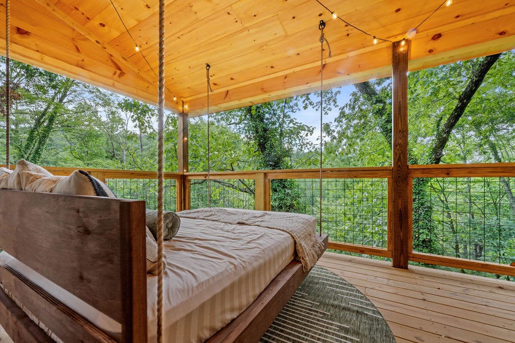 Rustic Cabin Retreat・Sleeps 10・Indoor Pool・Hot Tub