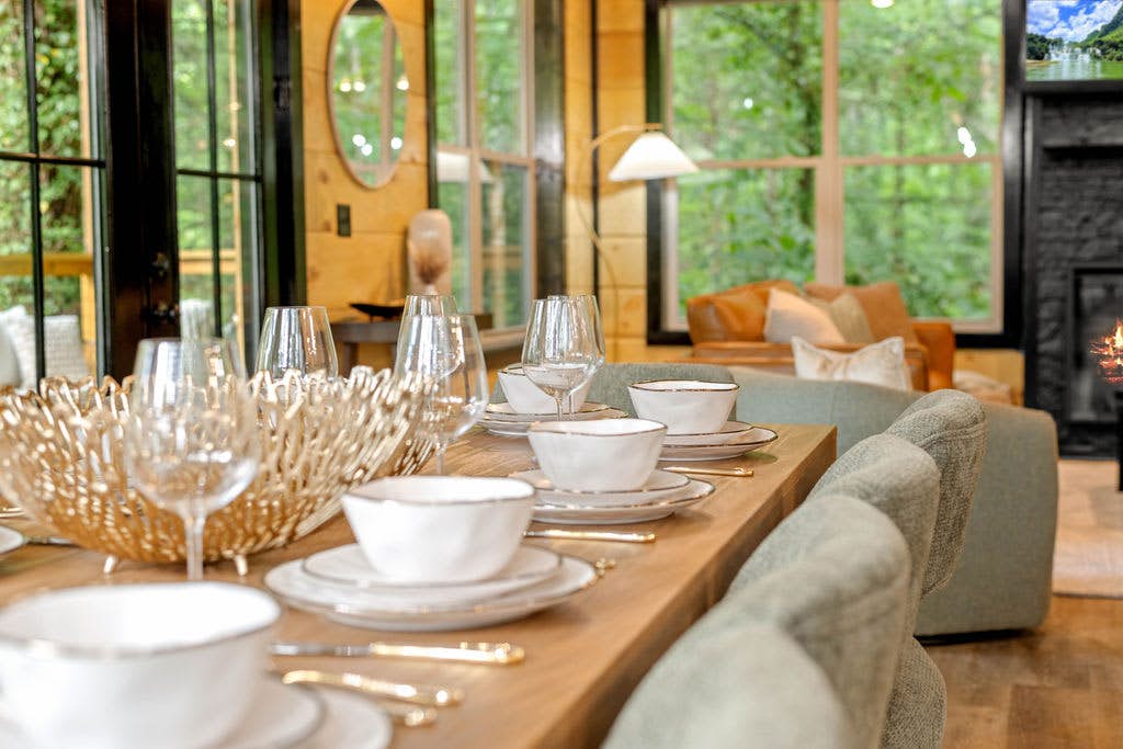 Rustic Cabin Retreat・Sleeps 10・Indoor Pool・Hot Tub