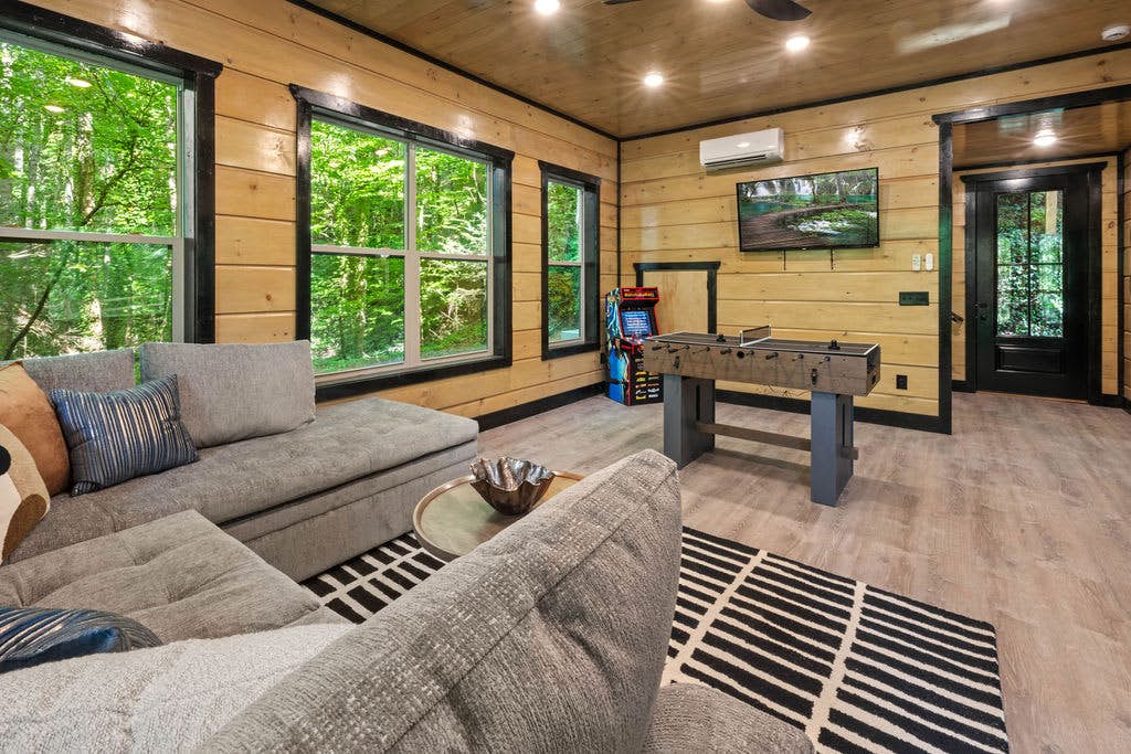 Rustic Cabin Retreat・Sleeps 10・Indoor Pool・Hot Tub