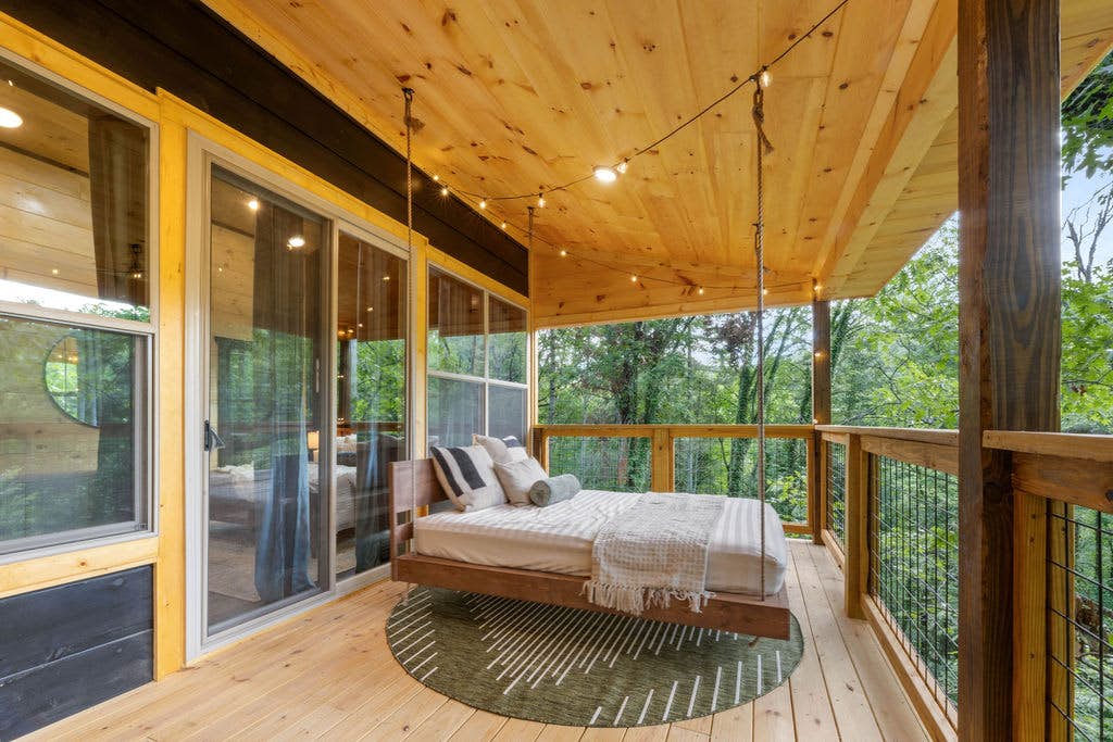 Rustic Cabin Retreat・Sleeps 10・Indoor Pool・Hot Tub