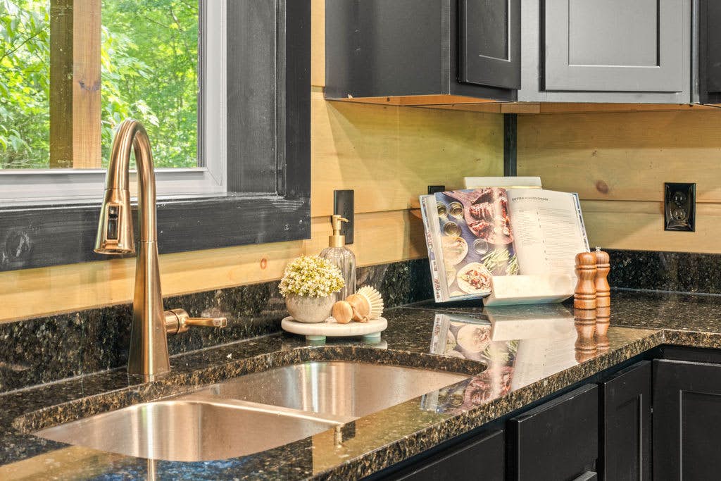 Rustic Cabin Retreat・Sleeps 10・Indoor Pool・Hot Tub