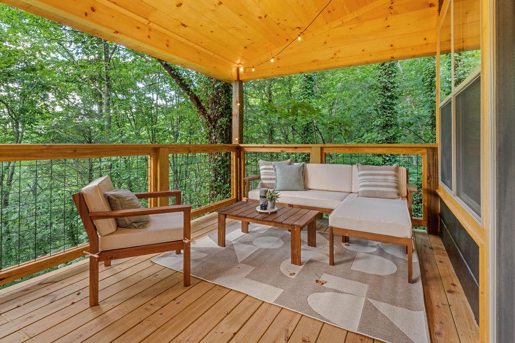 Rustic Cabin Retreat・Sleeps 10・Indoor Pool・Hot Tub