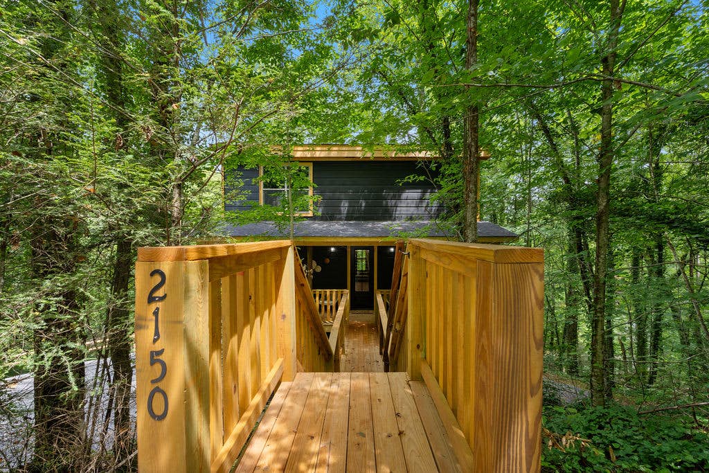 Rustic Cabin Retreat・Sleeps 10・Indoor Pool・Hot Tub