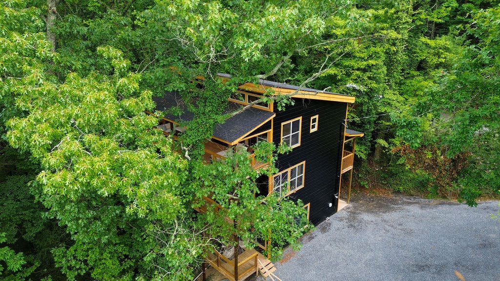 Rustic Cabin Retreat・Sleeps 10・Indoor Pool・Hot Tub