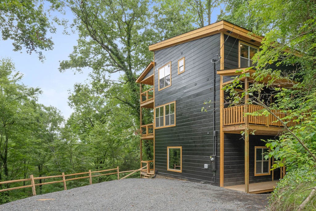 Rustic Cabin Retreat・Sleeps 10・Indoor Pool・Hot Tub