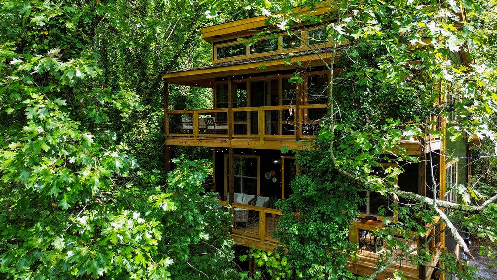 Rustic Cabin Retreat・Sleeps 10・Indoor Pool・Hot Tub