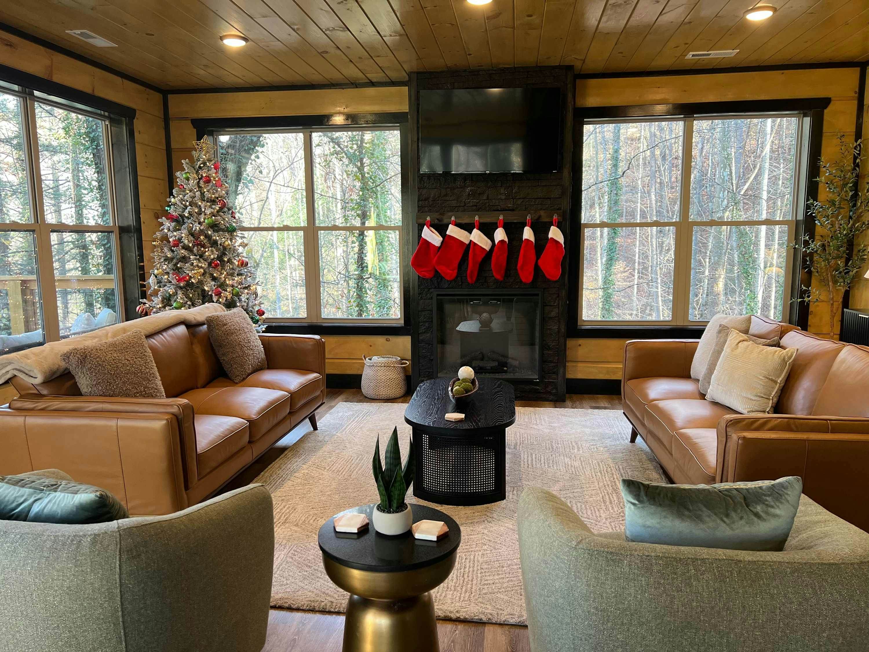 Rustic Cabin Retreat・Sleeps 10・Indoor Pool・Hot Tub