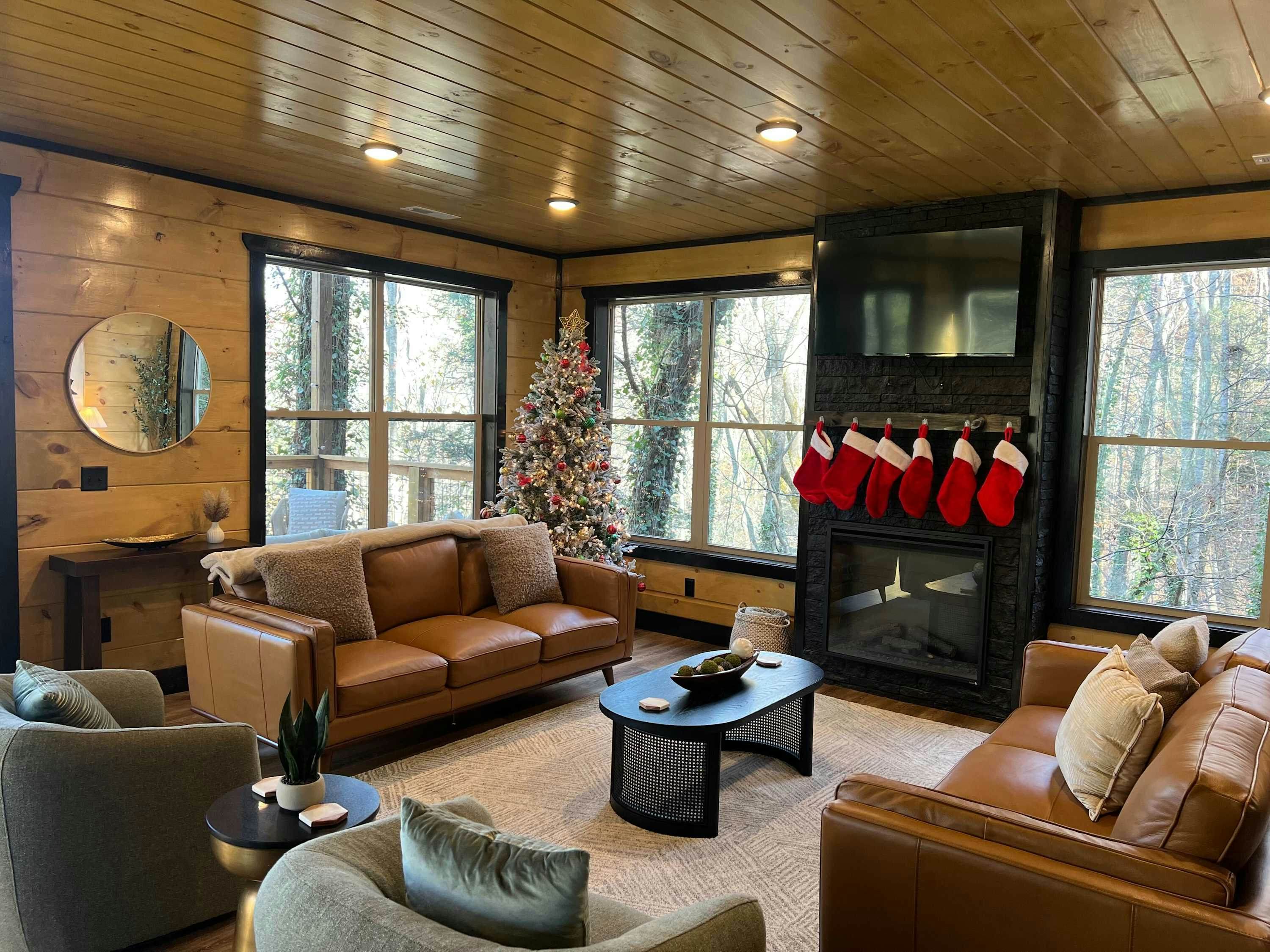 Rustic Cabin Retreat・Sleeps 10・Indoor Pool・Hot Tub