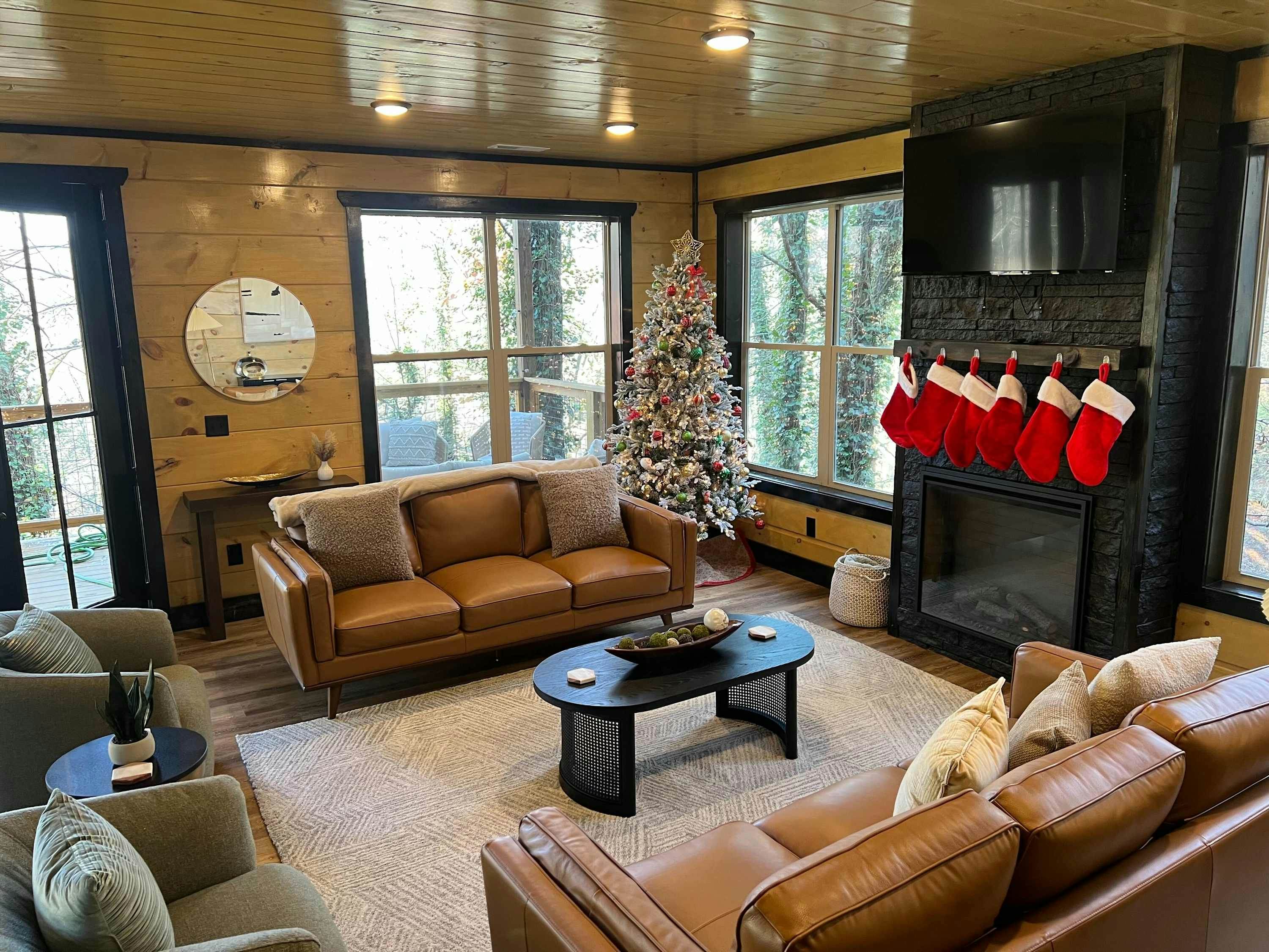 Rustic Cabin Retreat・Sleeps 10・Indoor Pool・Hot Tub