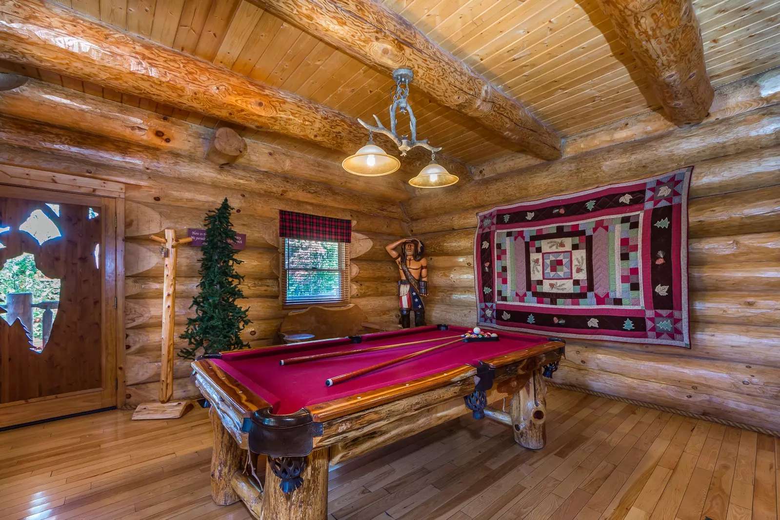 Cozy Log Cabin Retreat, Sleeps 10・Hot Tub・Firepit