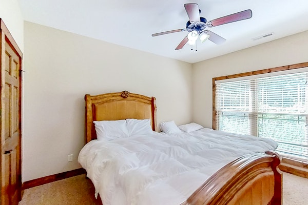 Spacious Lakeview Townhouse, Sleeps 8, Deck, Grill