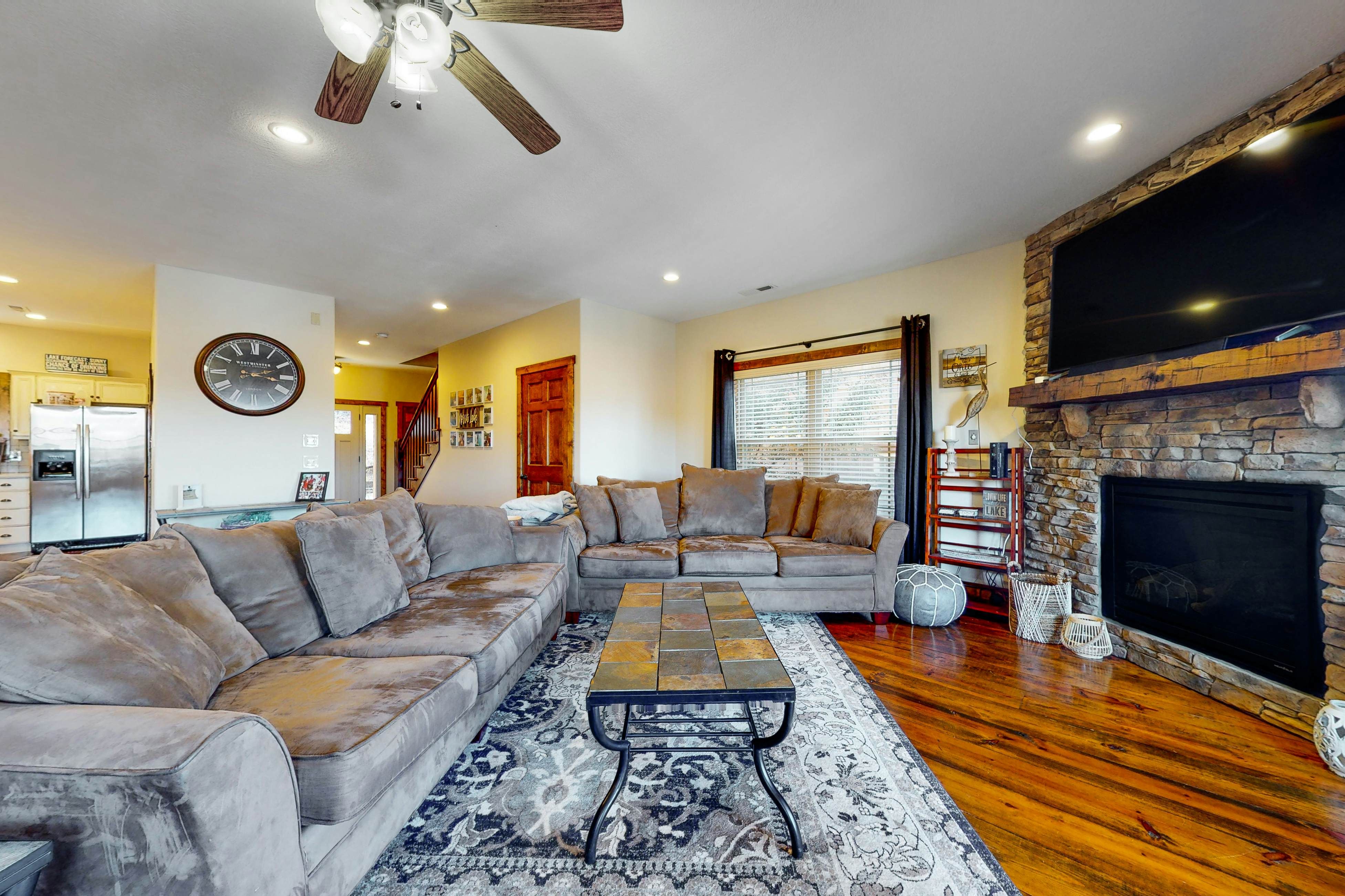 Spacious Lakeview Townhouse, Sleeps 8・Deck・Grill