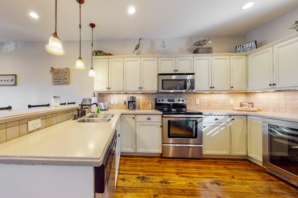 Spacious Lakeview Townhouse, Sleeps 8, Deck, Grill