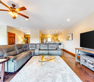 Lakefront Retreat, Sleeps 6・Fireplace・Boat Slip