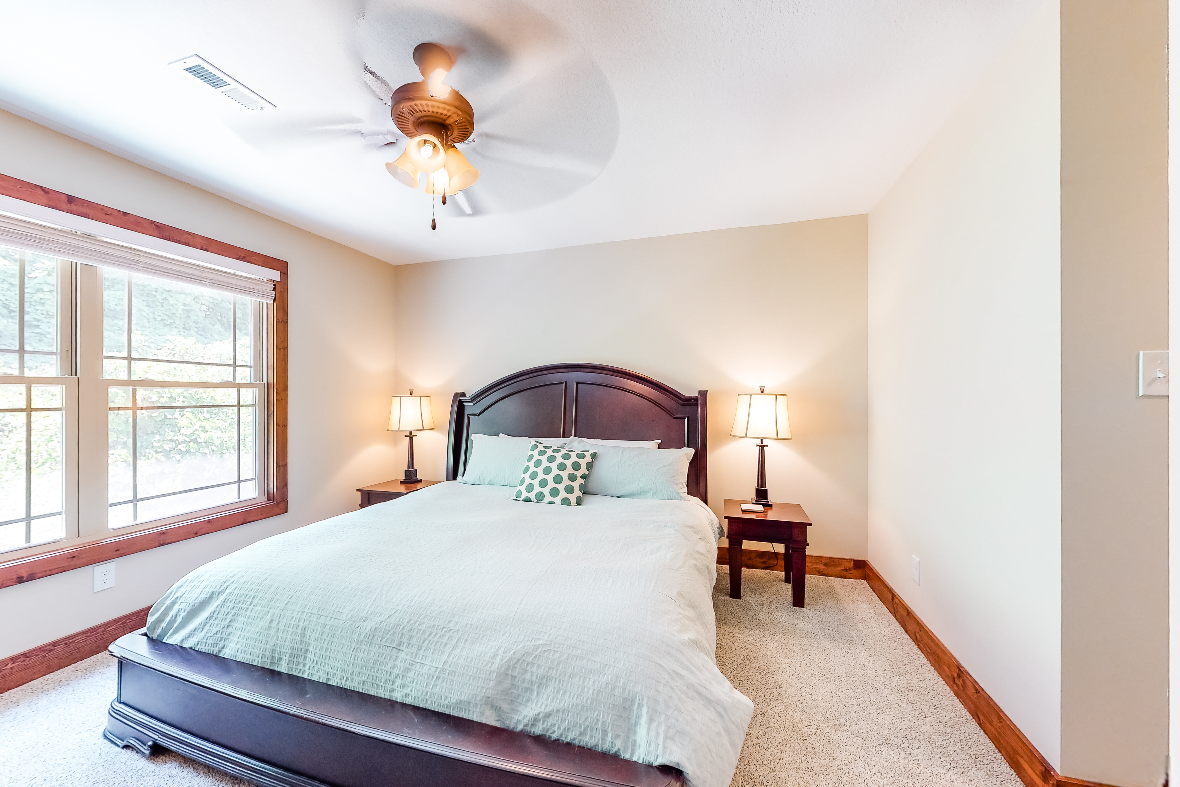 Lakefront Retreat, Sleeps 6・Fireplace・Boat Slip