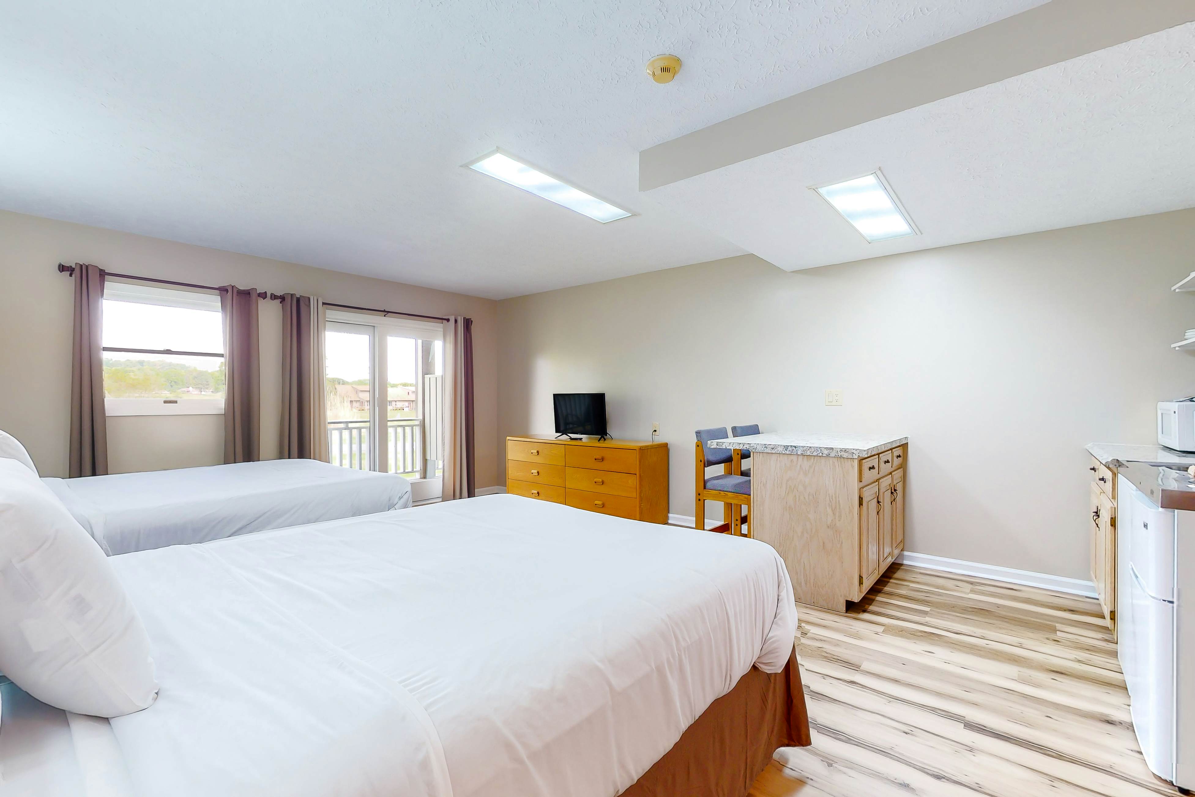 Serene Studio W Patio・Near Lake・Dog Friendly・Gym