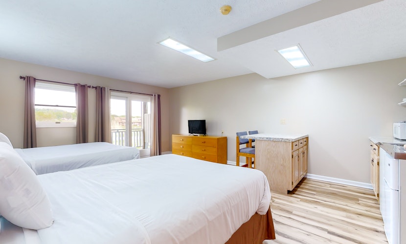 Serene Studio W Patio・Near Lake・Dog Friendly・Gym