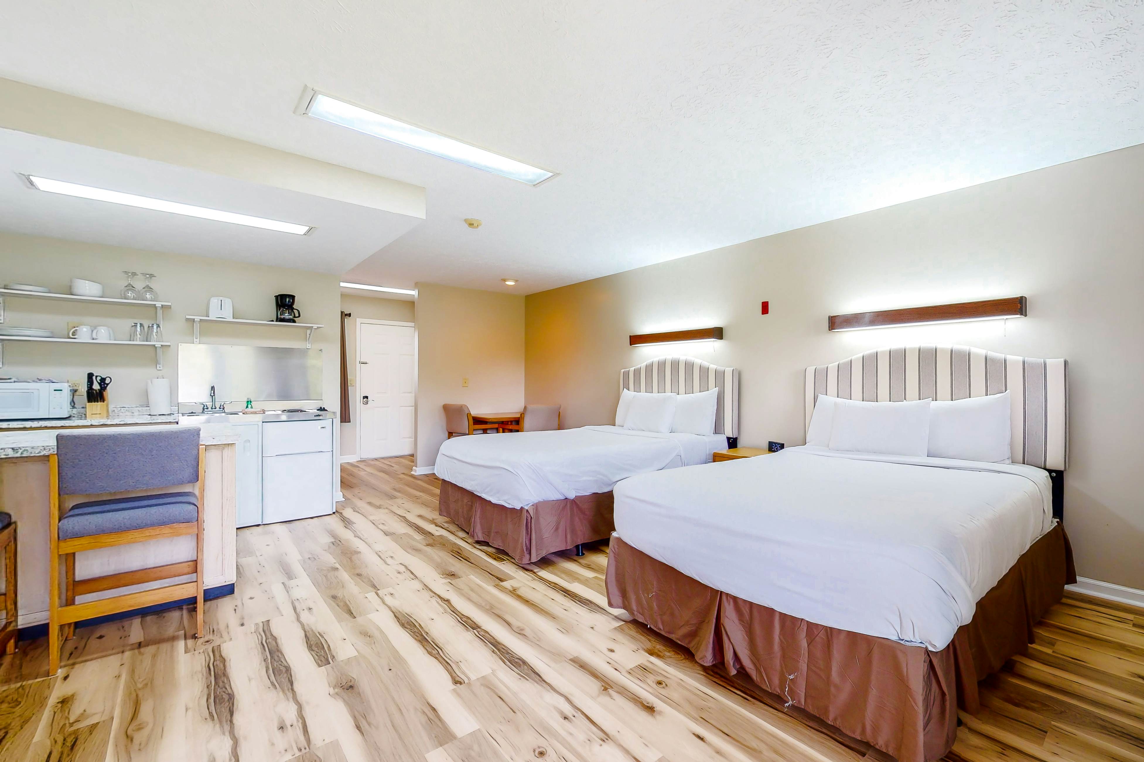 Serene Studio W Patio・Near Lake・Dog Friendly・Gym