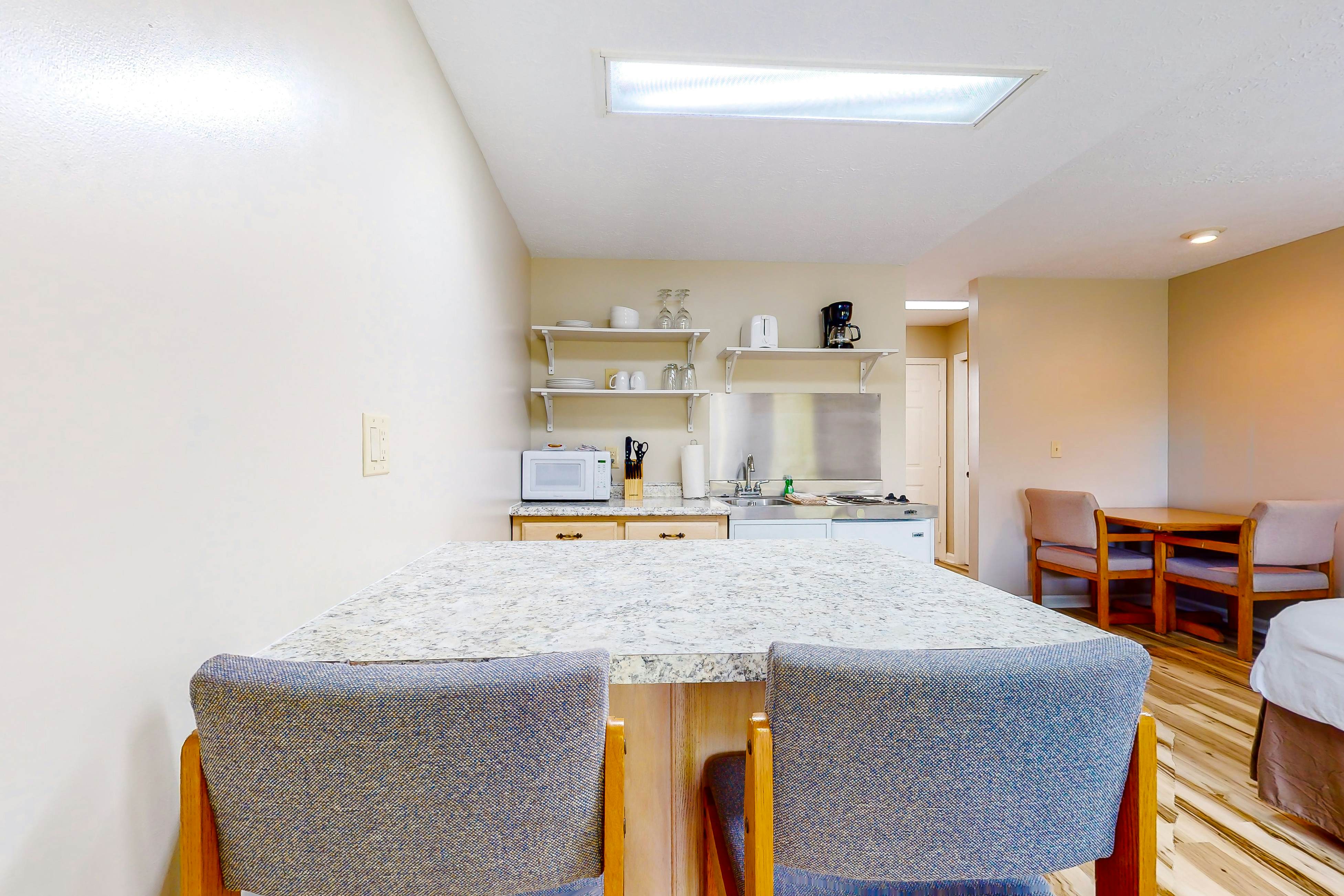 Serene Studio W Patio・Near Lake・Dog Friendly・Gym