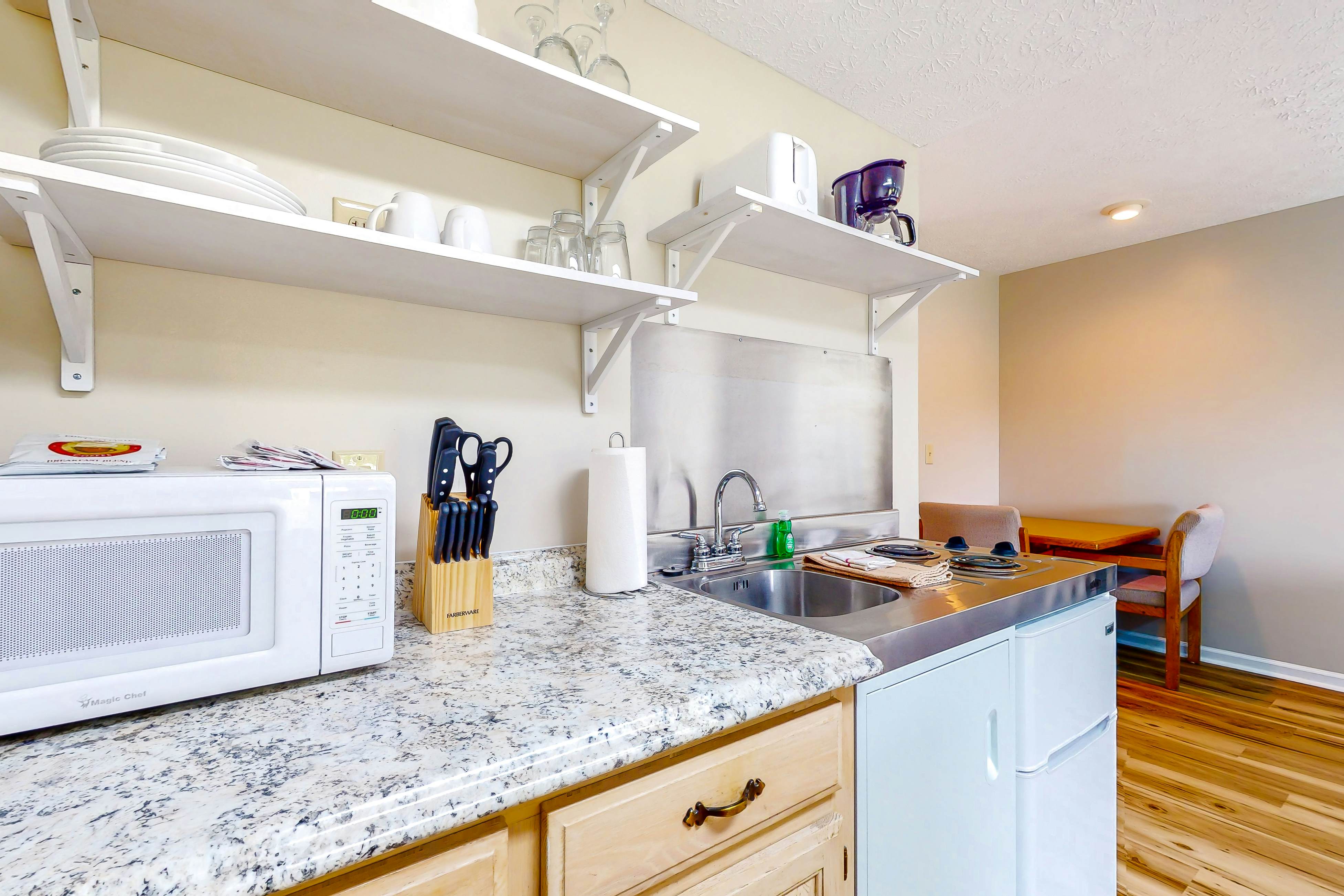 Serene Studio W Patio・Near Lake・Dog Friendly・Gym