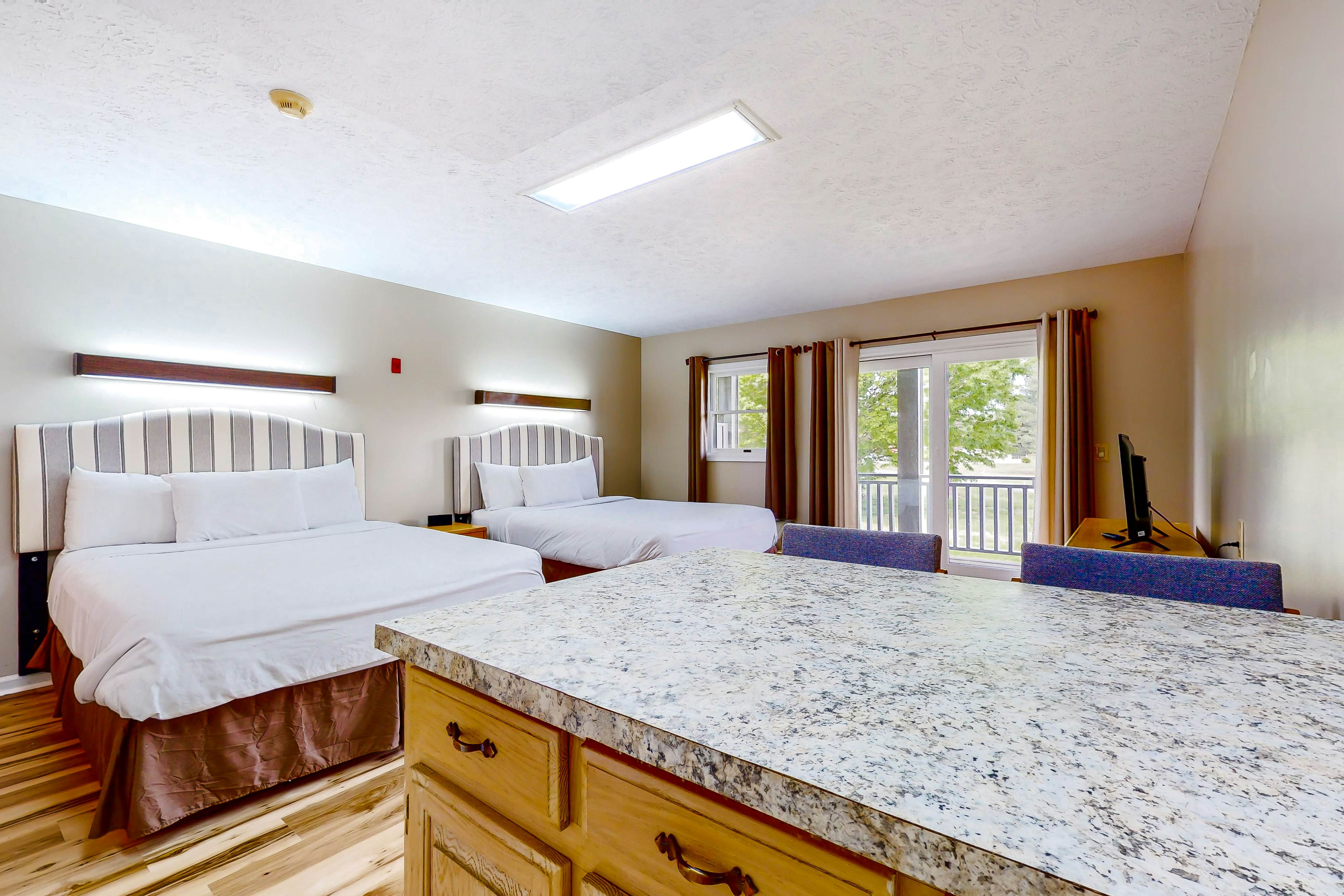 Serene Studio W Patio・Near Lake・Dog Friendly・Gym