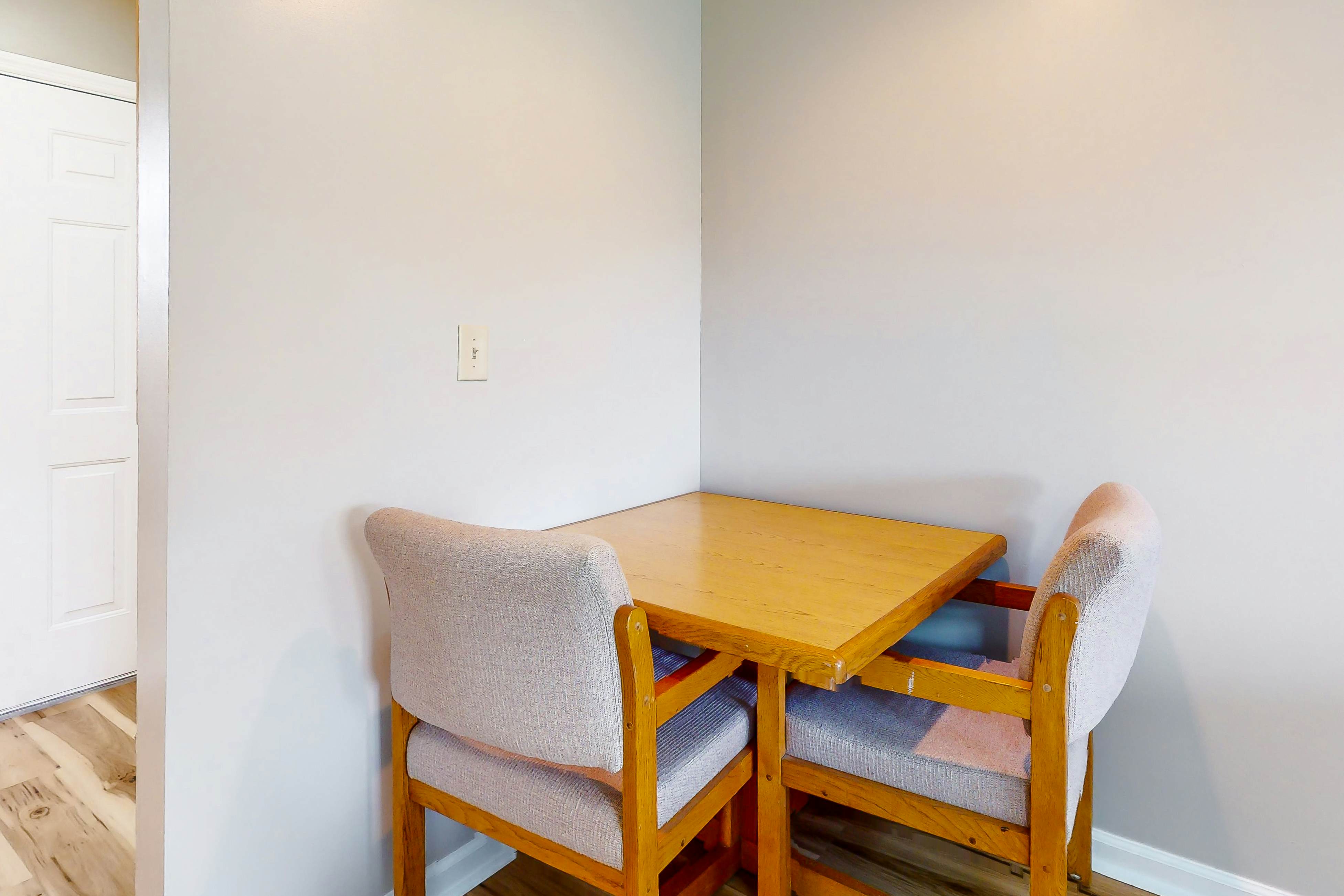 Serene Studio W Patio・Near Lake・Dog Friendly・Gym