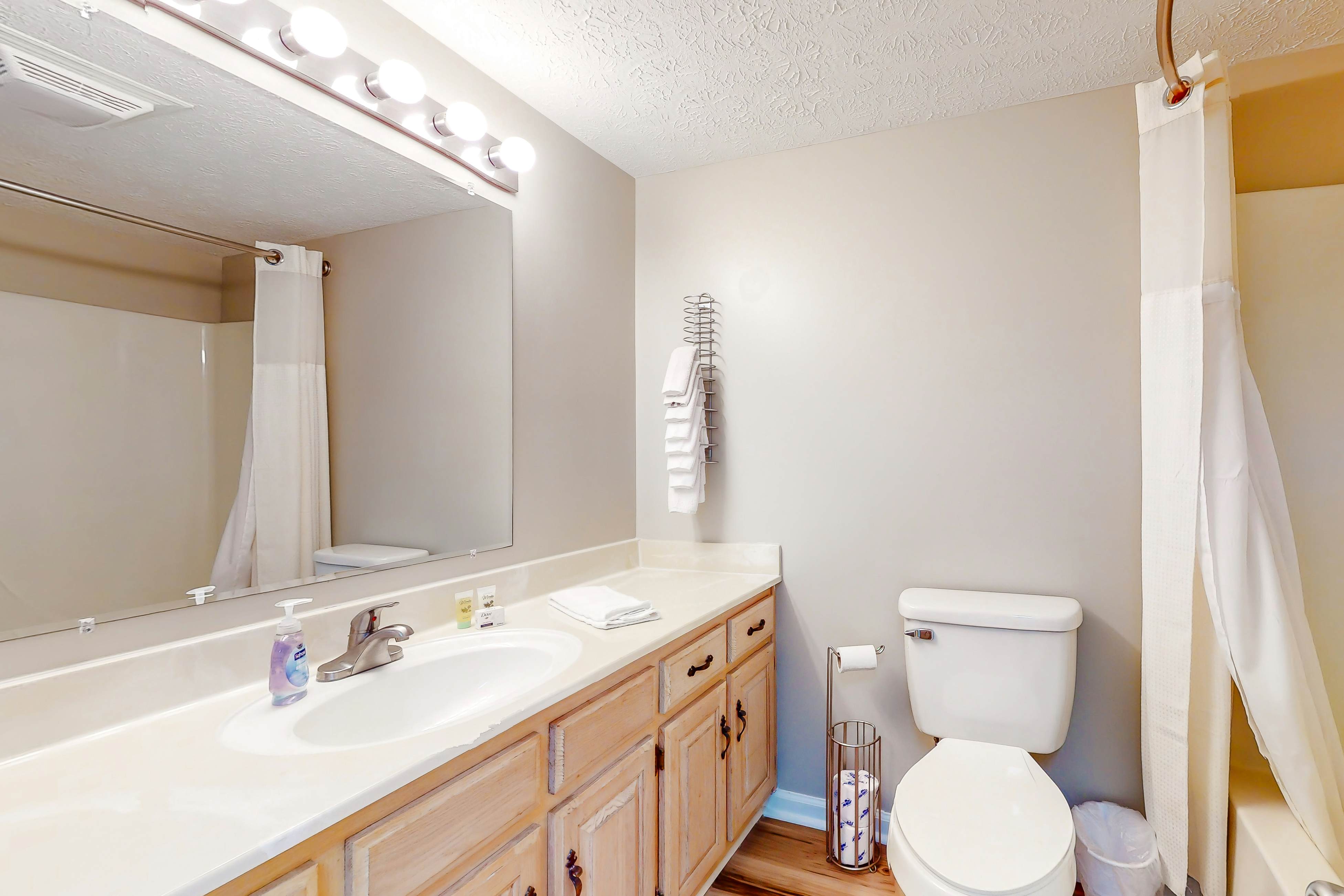 Serene Studio W Patio・Near Lake・Dog Friendly・Gym