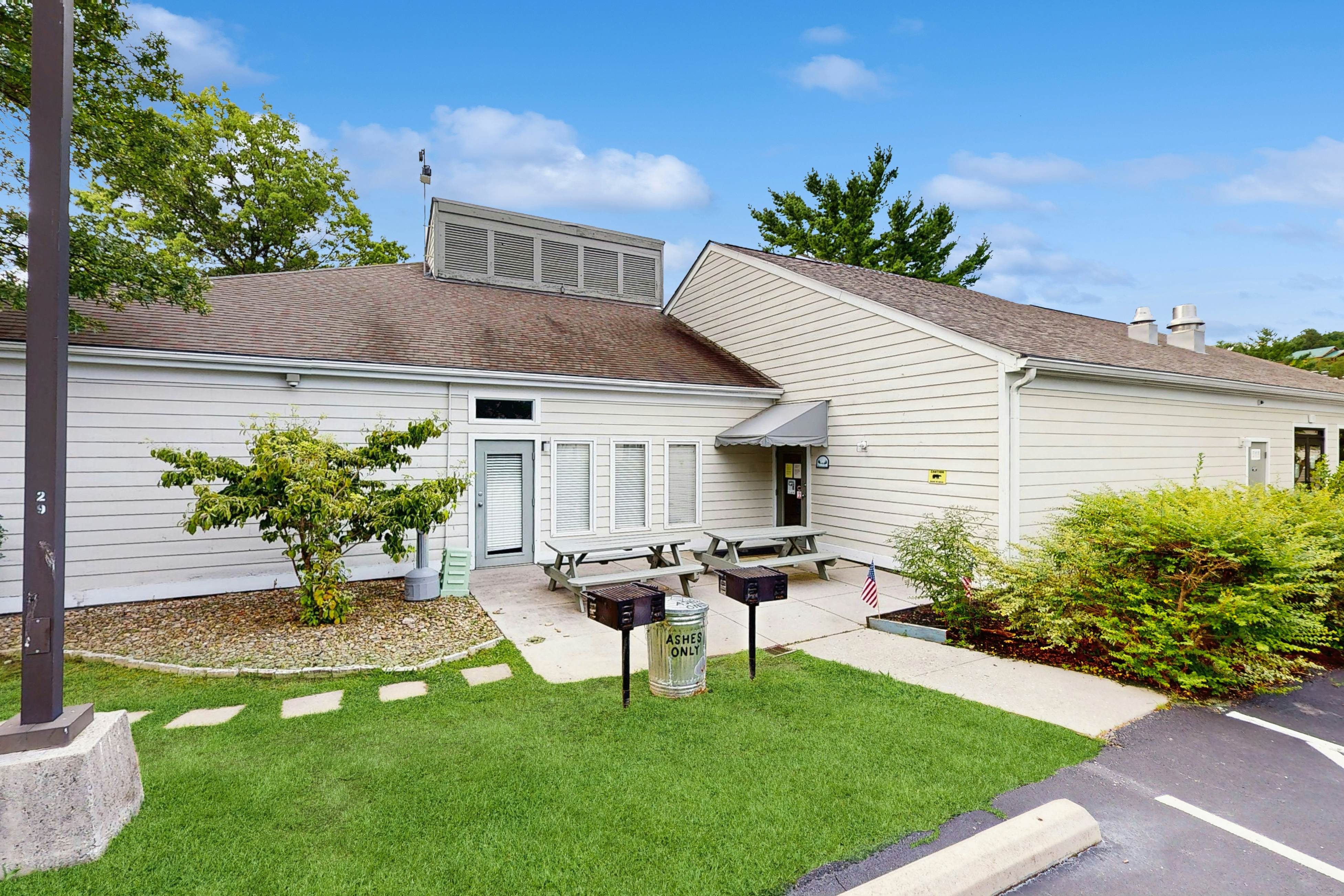 Lovely condo w/ free attraction tickets, outdoor pool, fireplace & balcony