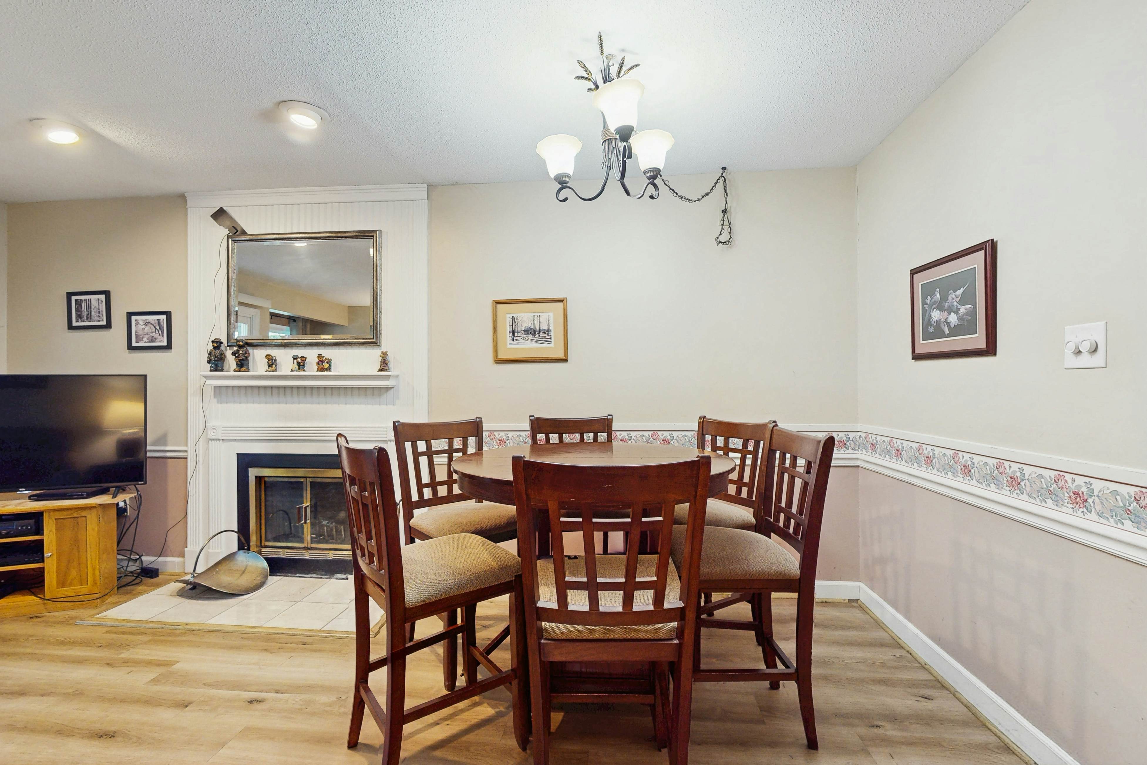 Lovely condo w/ free attraction tickets, outdoor pool, fireplace & balcony