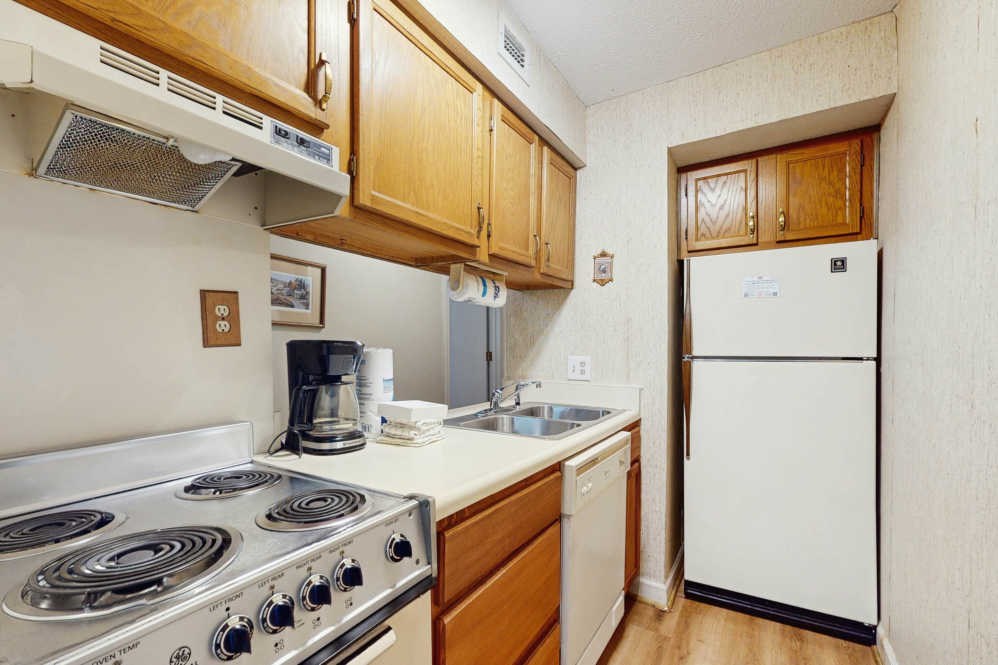 Lovely condo w/ free attraction tickets, outdoor pool, fireplace & balcony