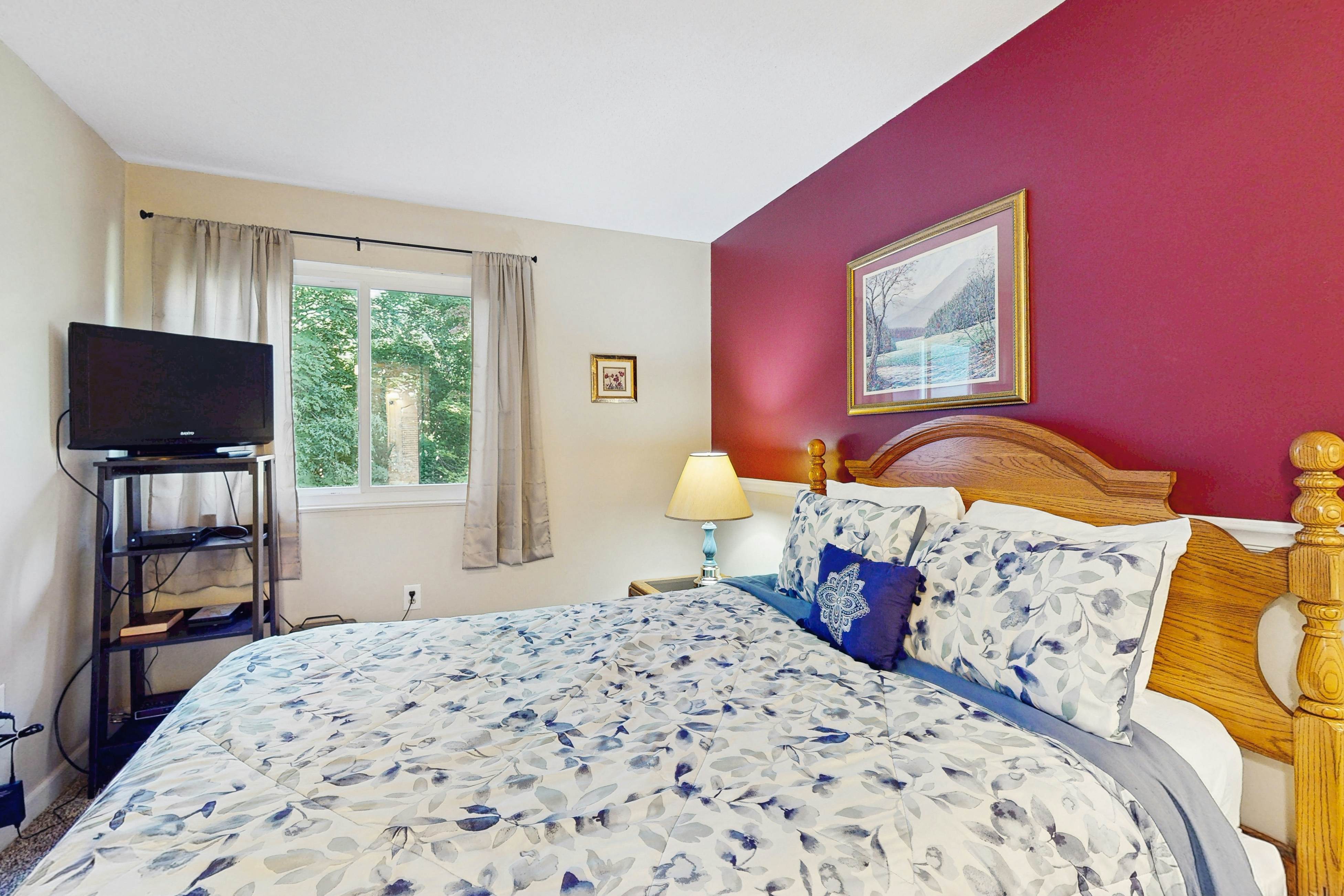 Lovely condo w/ free attraction tickets, outdoor pool, fireplace & balcony