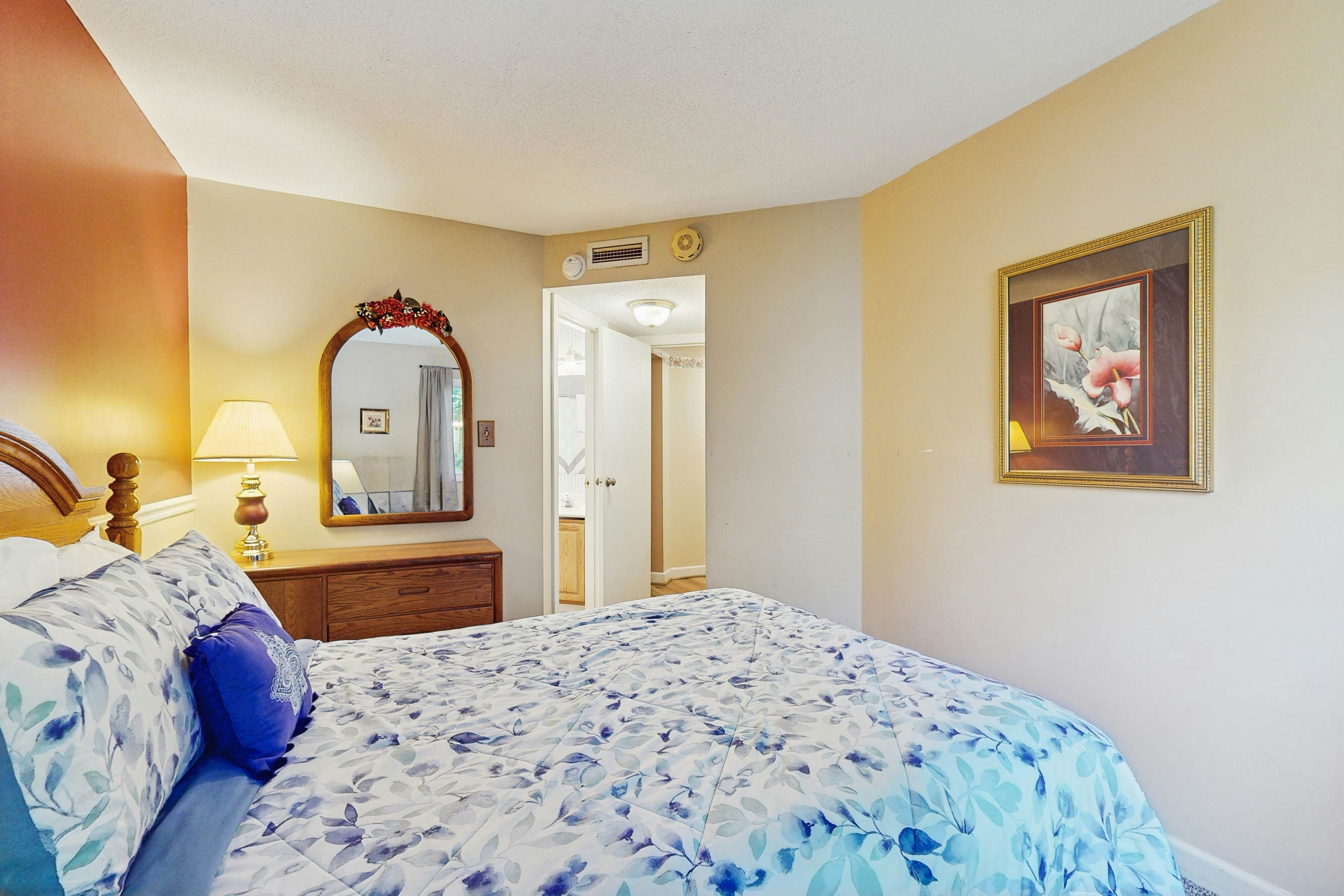 Lovely condo w/ free attraction tickets, outdoor pool, fireplace & balcony