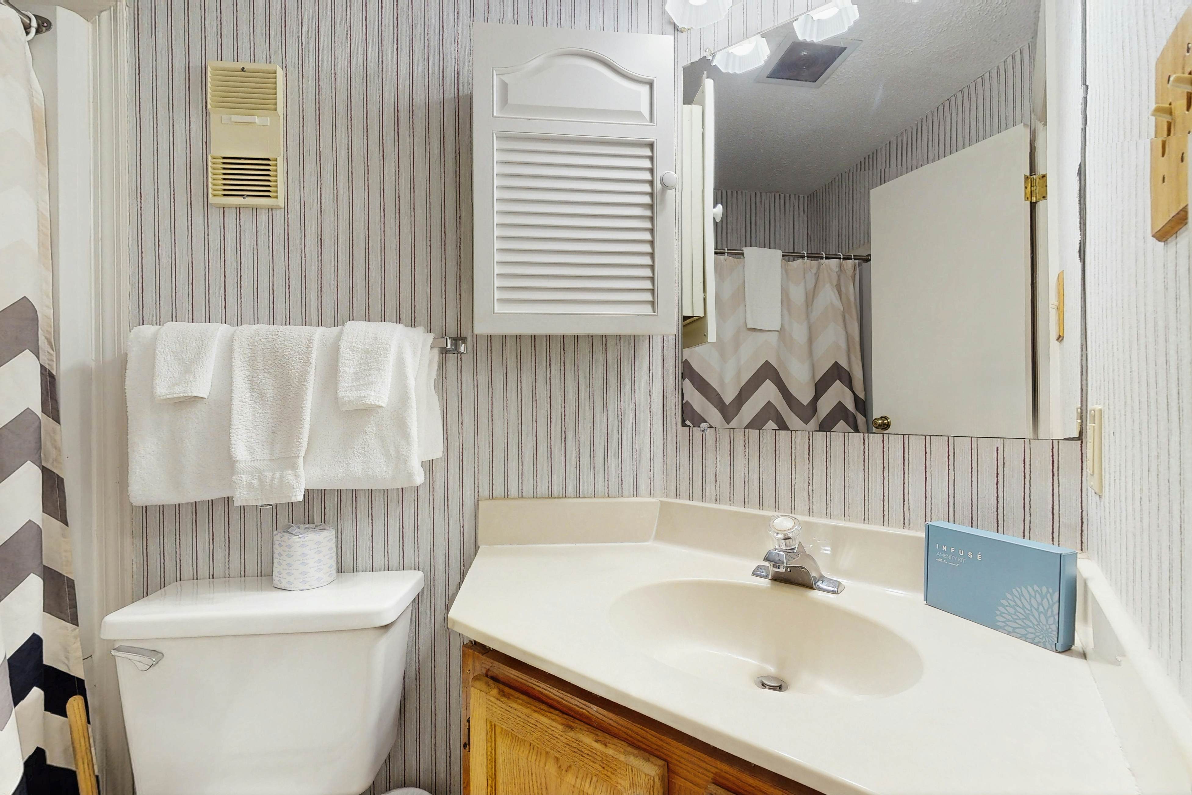 Lovely condo w/ free attraction tickets, outdoor pool, fireplace & balcony