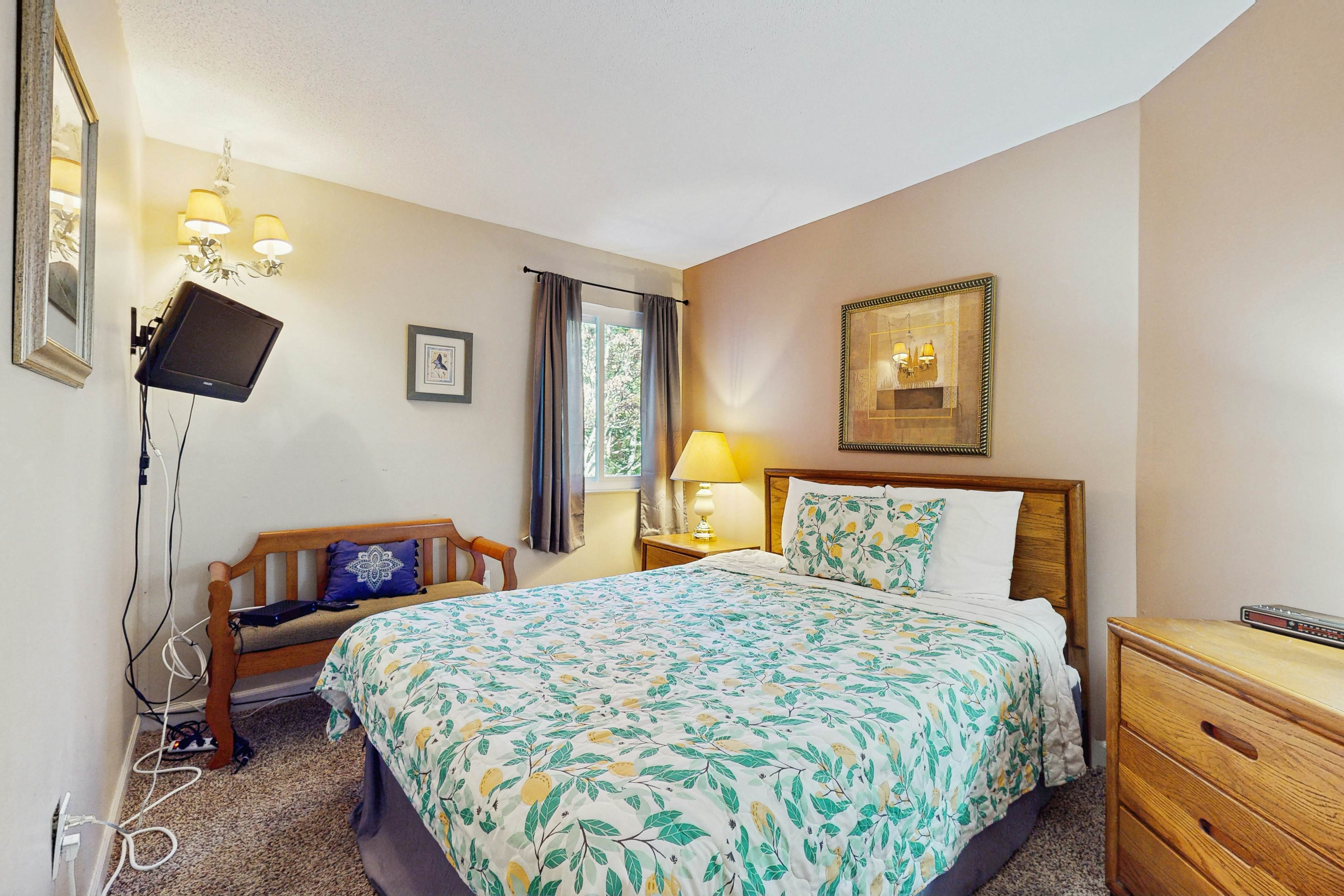 Lovely condo w/ free attraction tickets, outdoor pool, fireplace & balcony