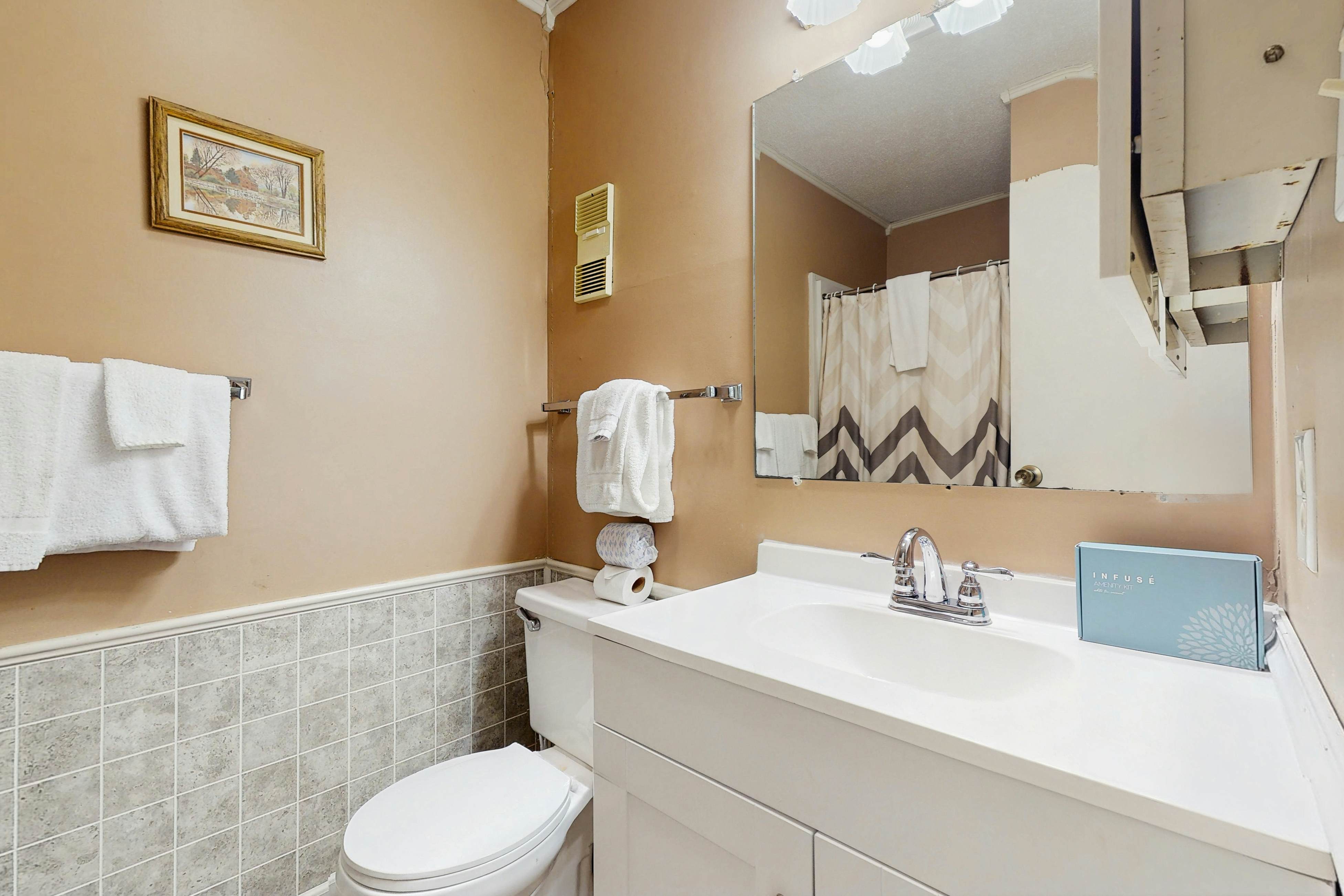 Lovely condo w/ free attraction tickets, outdoor pool, fireplace & balcony