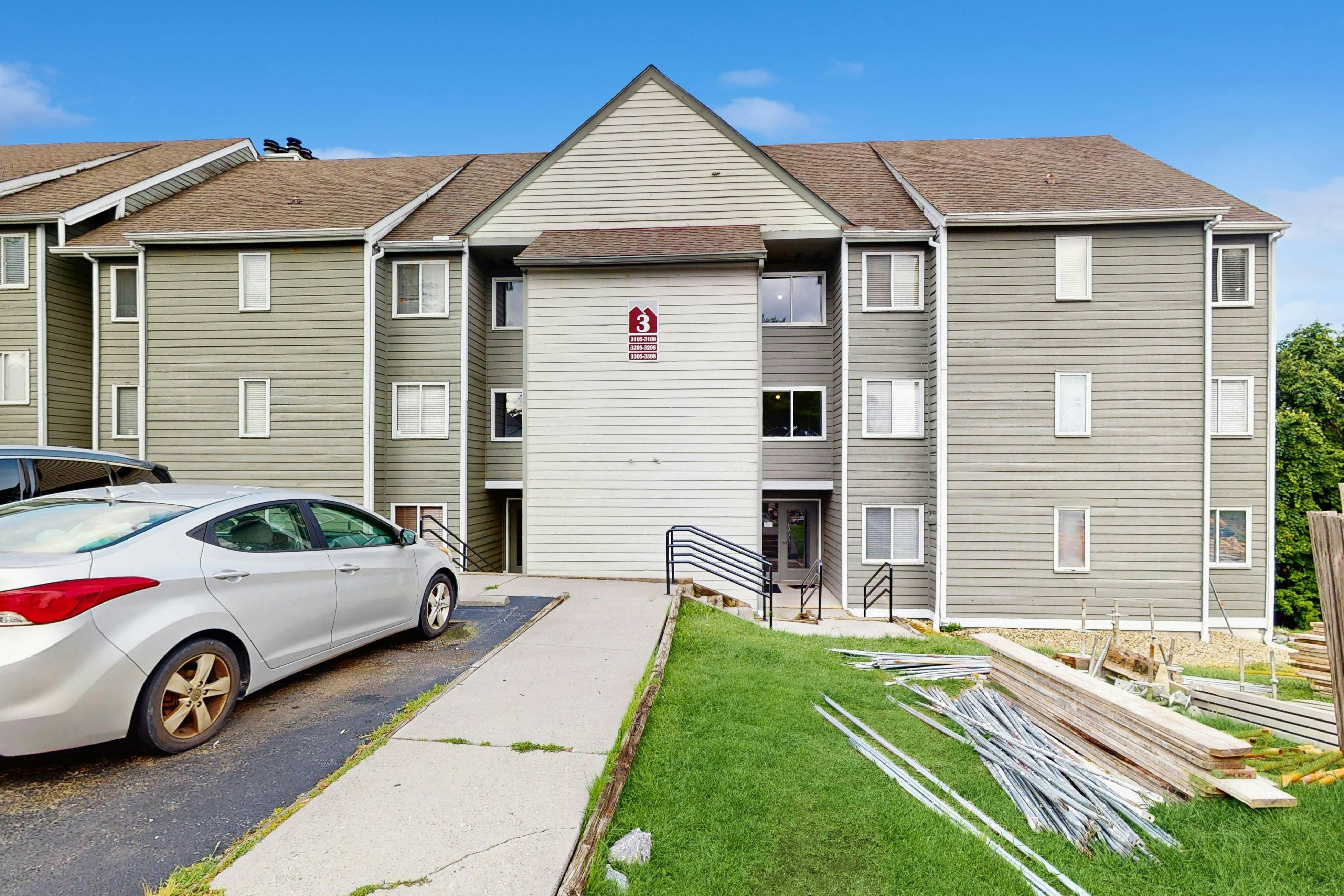 Lovely condo w/ free attraction tickets, outdoor pool, fireplace & balcony