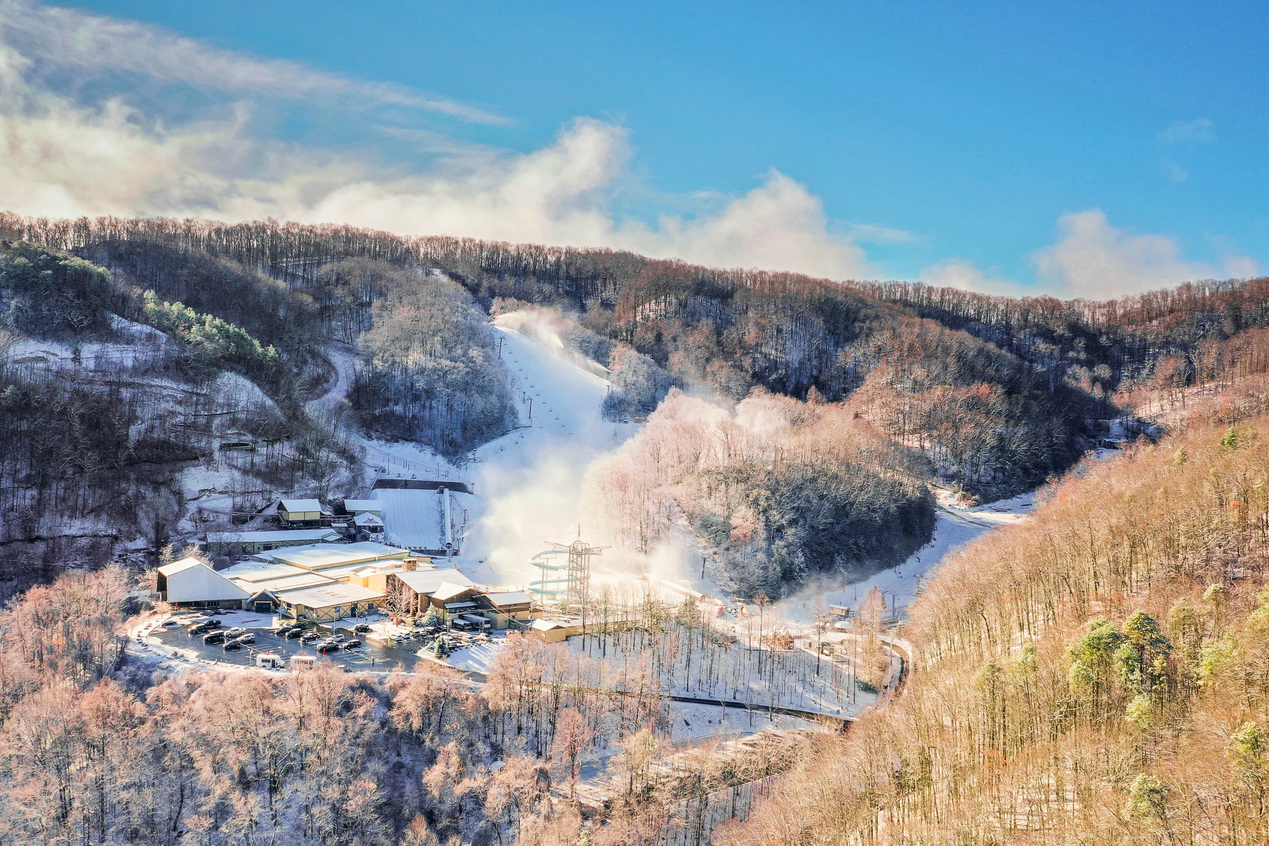 Lovely condo w/ free attraction tickets, outdoor pool, fireplace & balcony