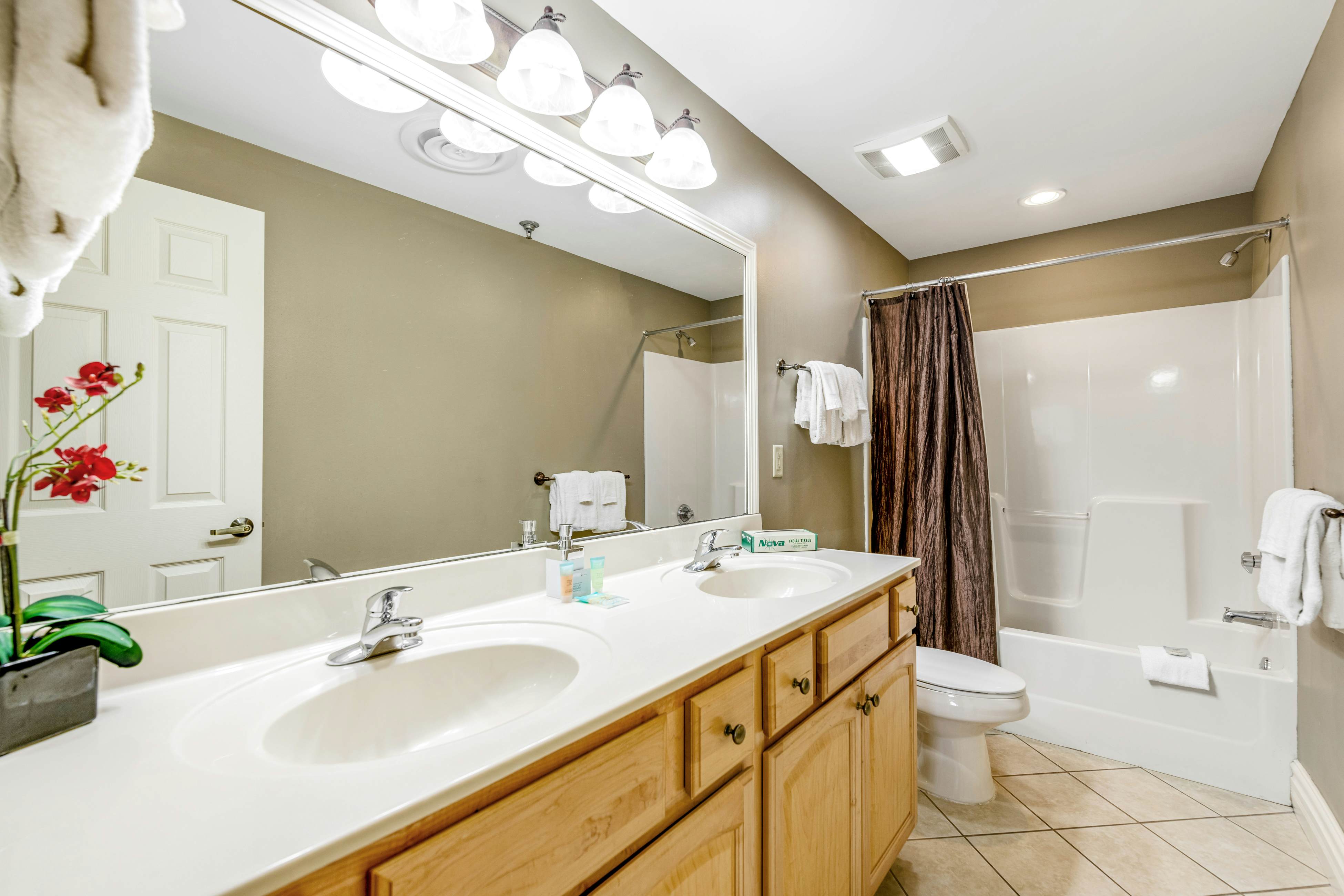 Elegant Condo, Sleeps 6・Jetted Tub・Near Downtown