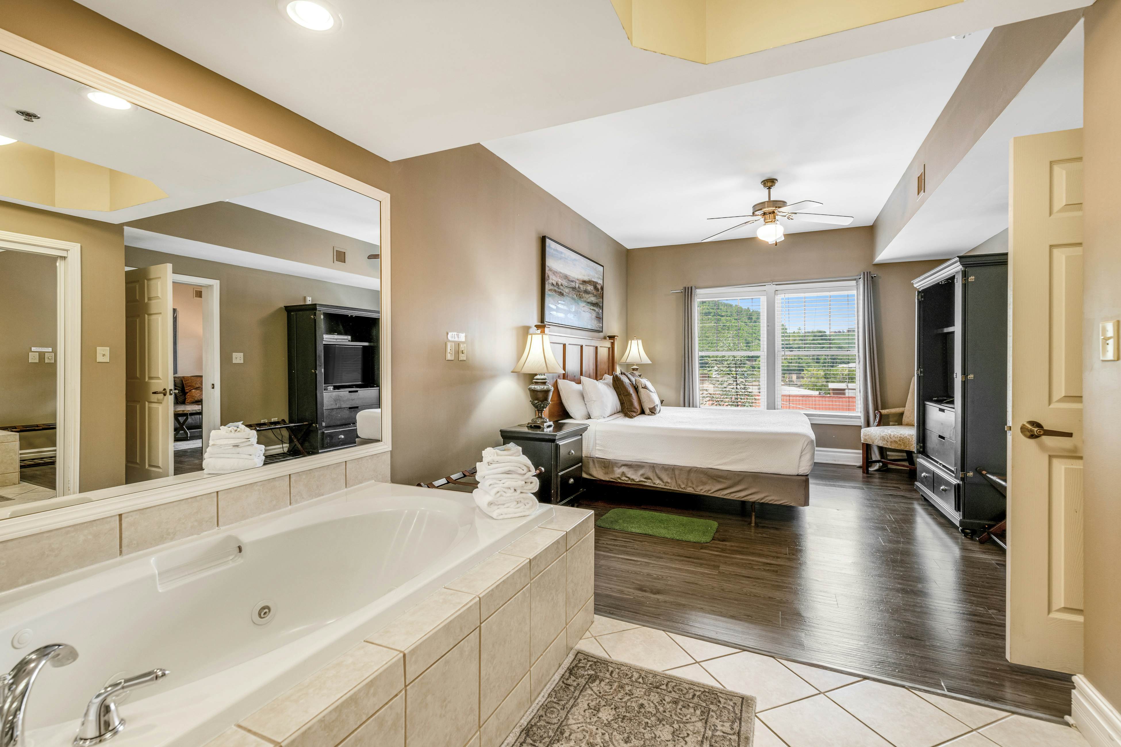 Elegant Condo, Sleeps 6・Jetted Tub・Near Downtown