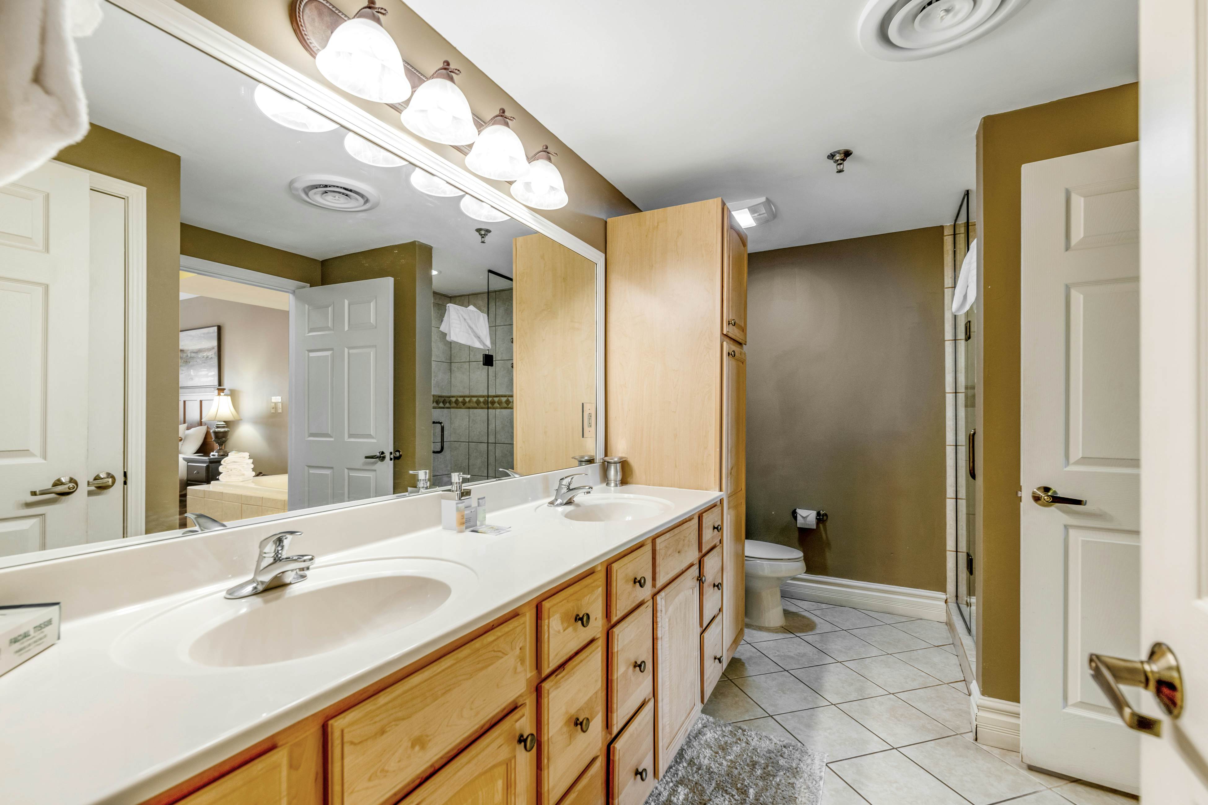 Elegant Condo, Sleeps 6・Jetted Tub・Near Downtown